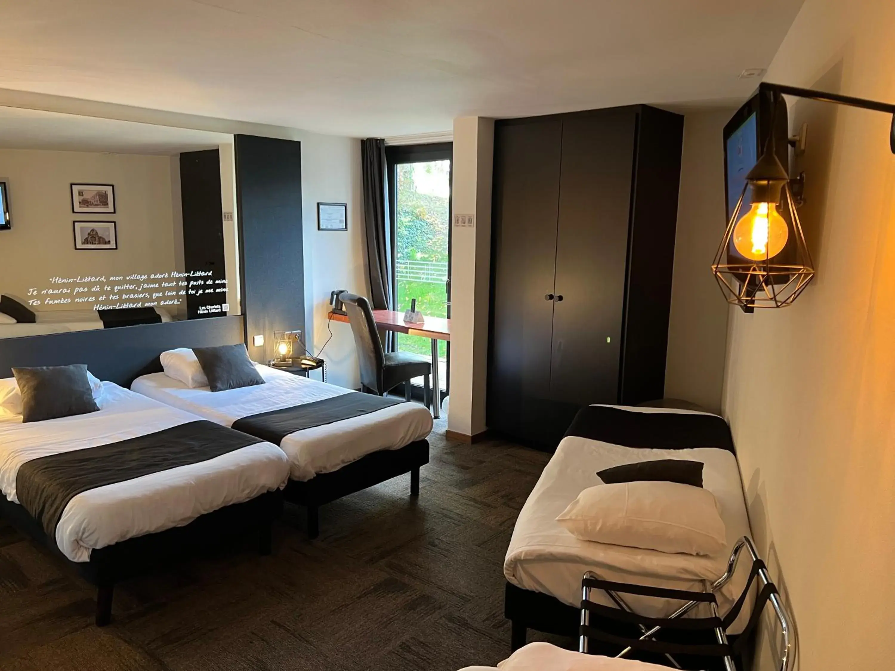 Bedroom, Bed in Logis Hôtel Des Acacias Lille Neuville en Ferrain, Restaurant l'Acacias Gourmand Bedroom, Bed in Logis Hôtel Des Acacias Lille Neuville en Ferrain, Restaurant l'Acacias Gourmand