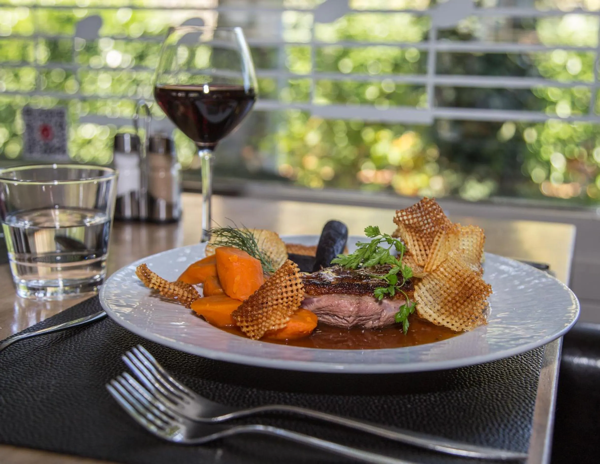 Restaurant/places to eat in Logis Hôtel Des Acacias Lille Neuville en Ferrain, Restaurant l'Acacias Gourmand