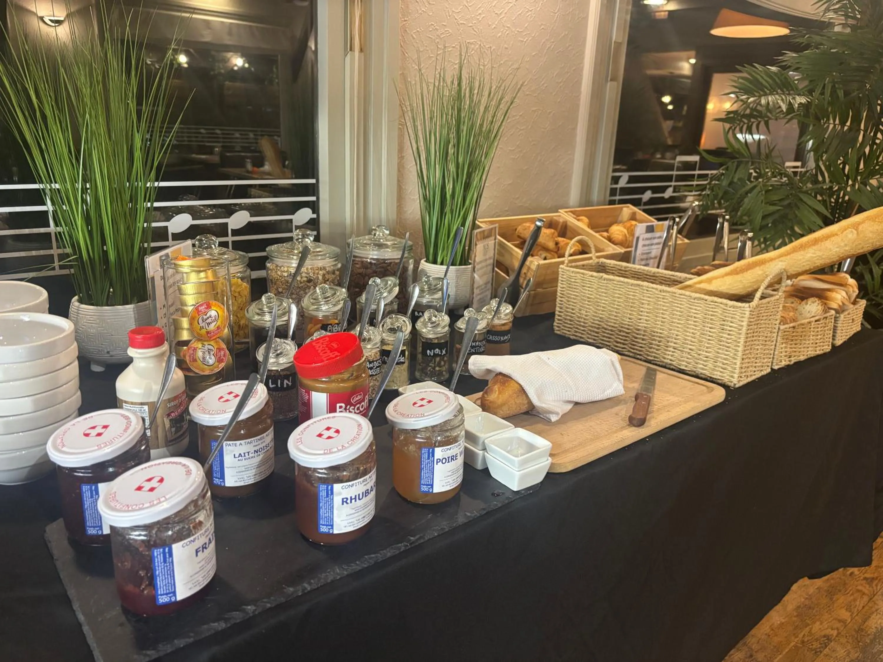 Breakfast in Logis Hôtel Des Acacias Lille Neuville en Ferrain, Restaurant l'Acacias Gourmand