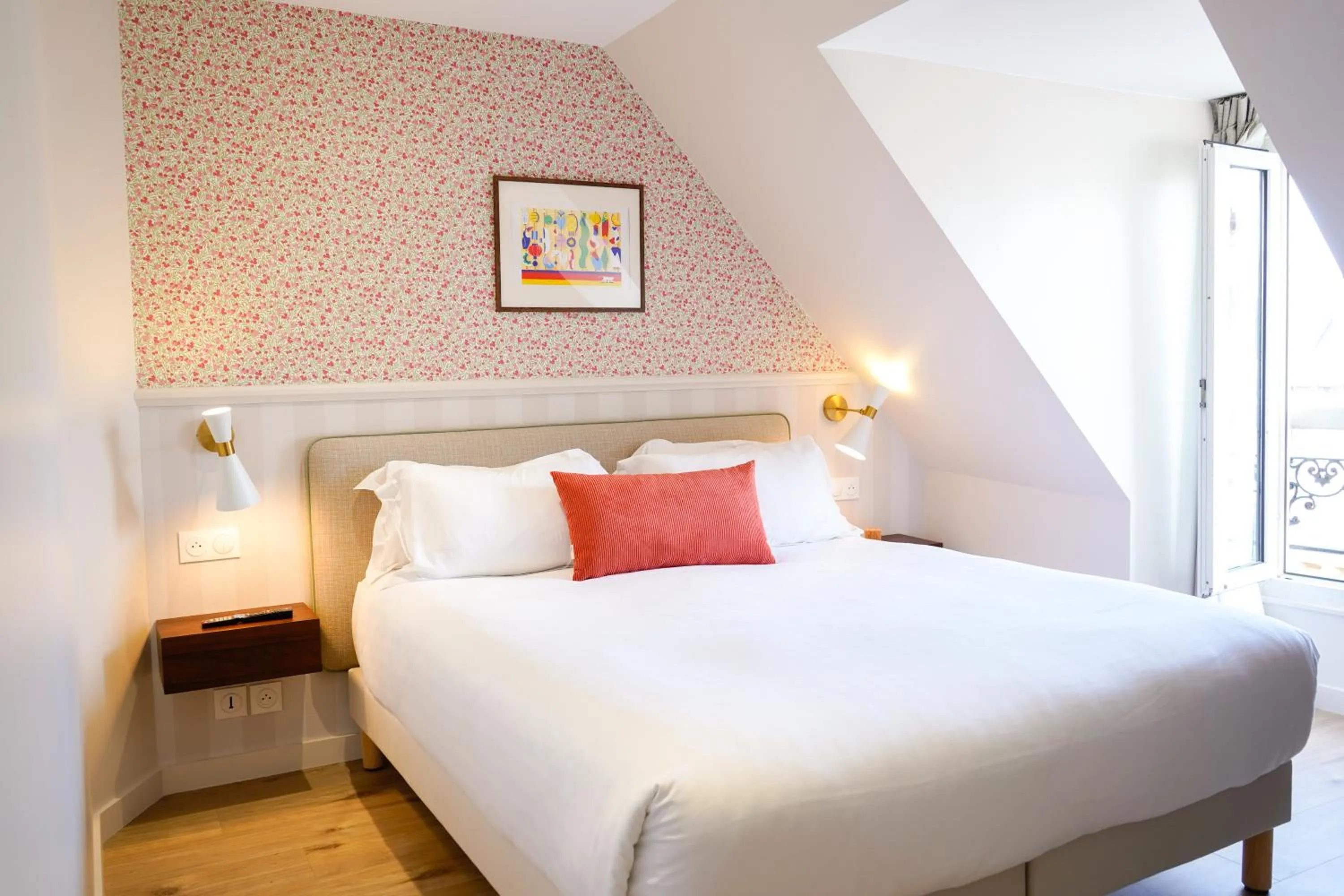 Photo of the whole room, Bed in Joli Môme