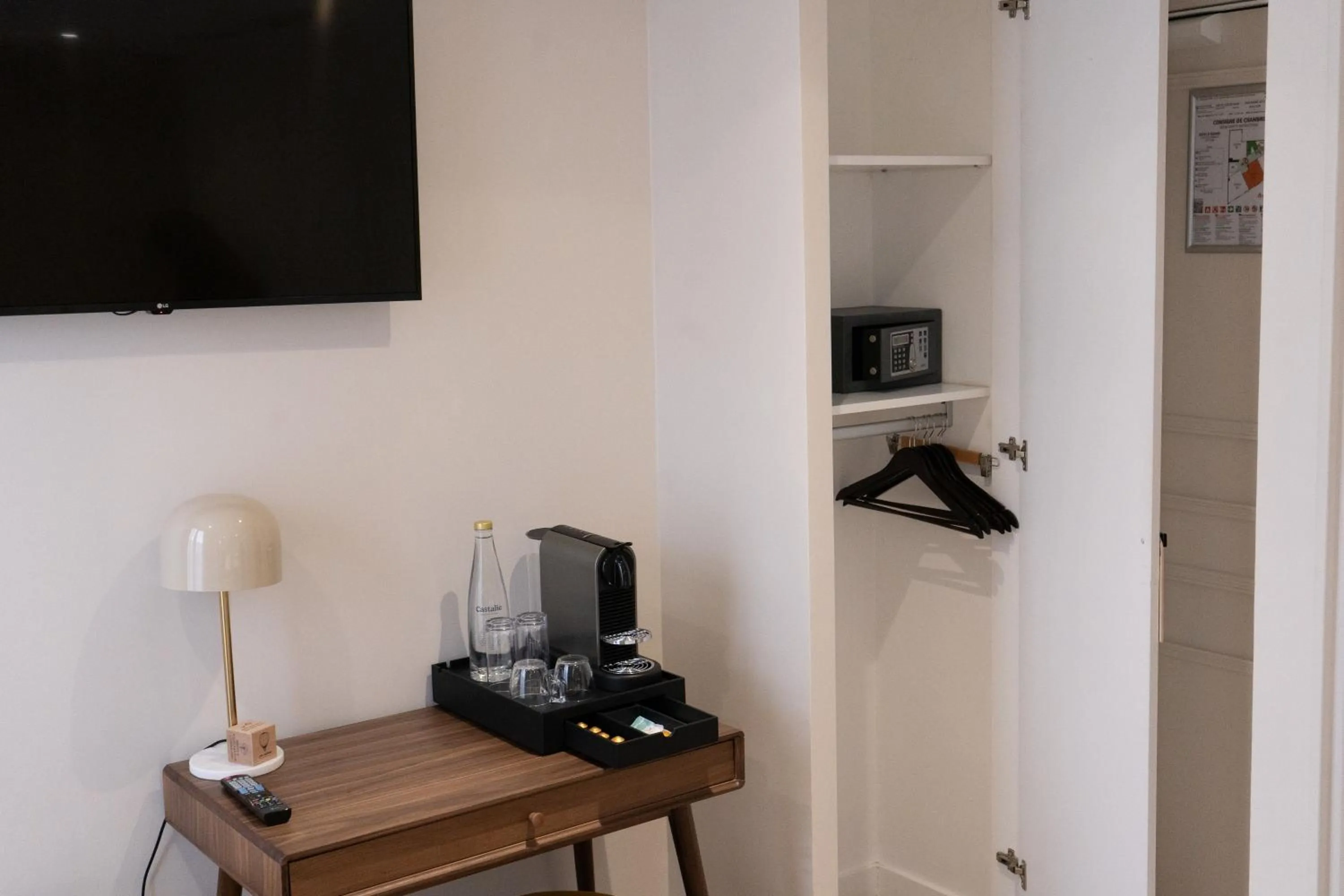 Photo of the whole room in Joli Môme