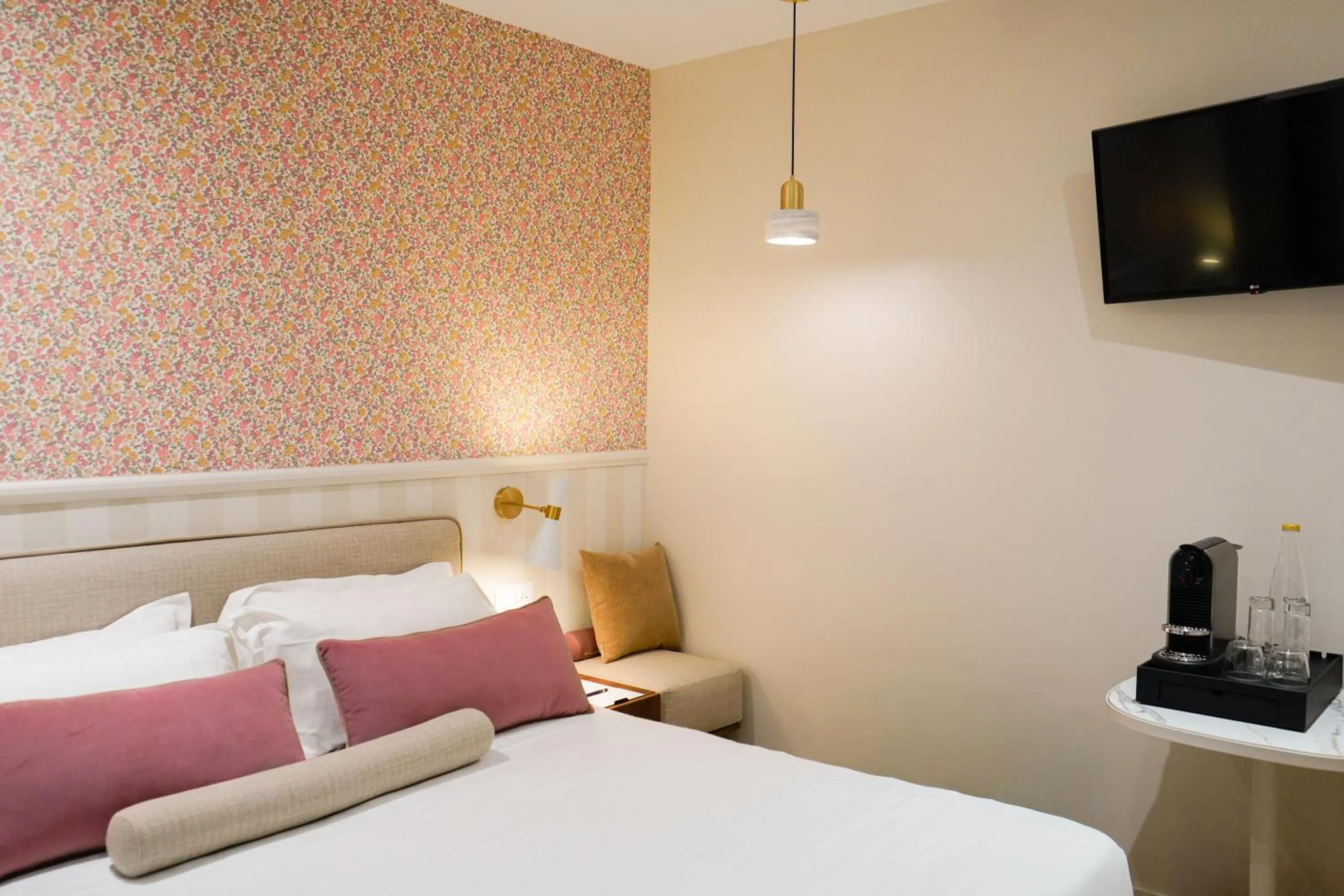 Photo of the whole room, Bed in Joli Môme