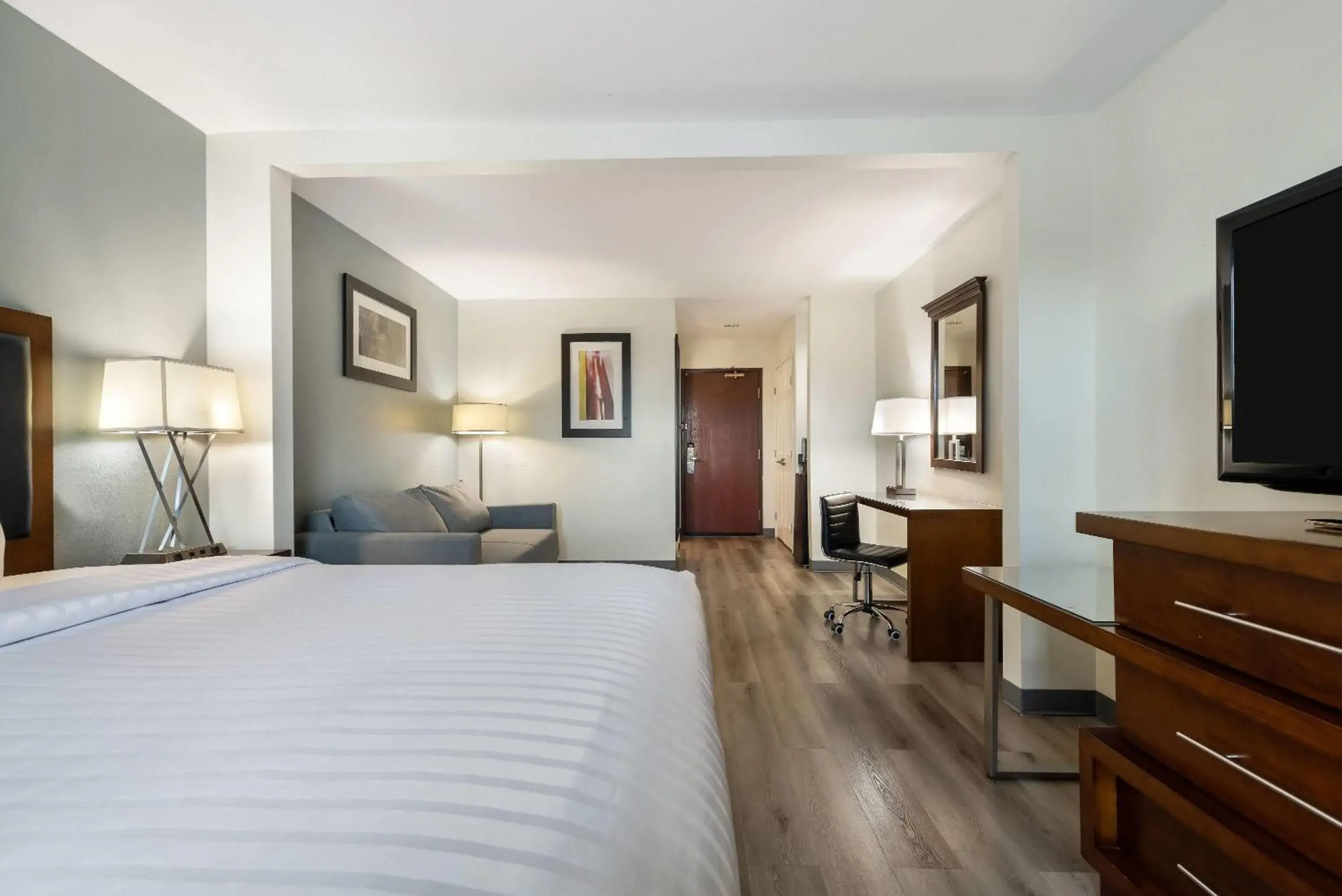 Bed in Wingate by Wyndham and Williamson Conference Center Bed in Wingate by Wyndham and Williamson Conference Center