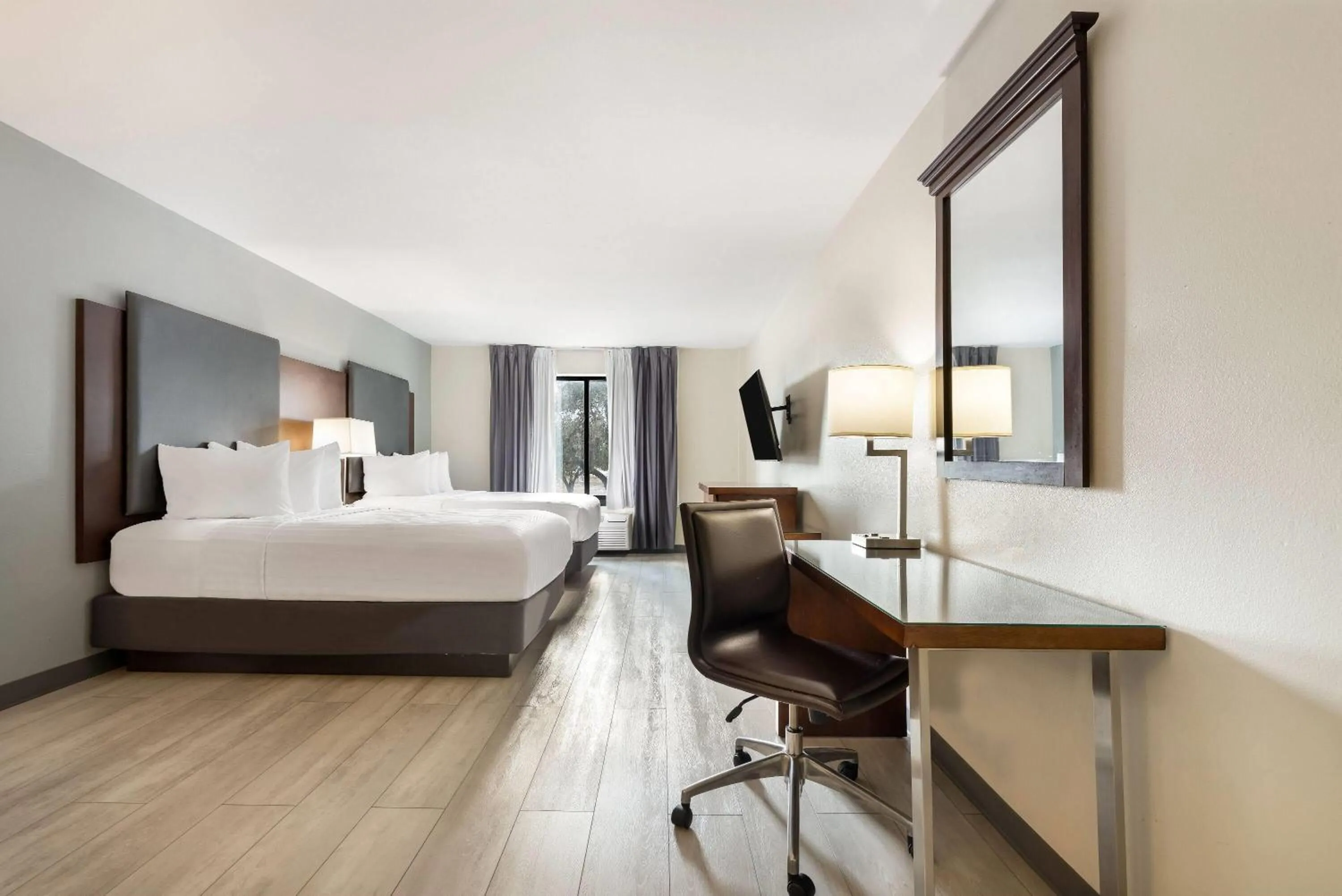 Bed in Wingate by Wyndham and Williamson Conference Center