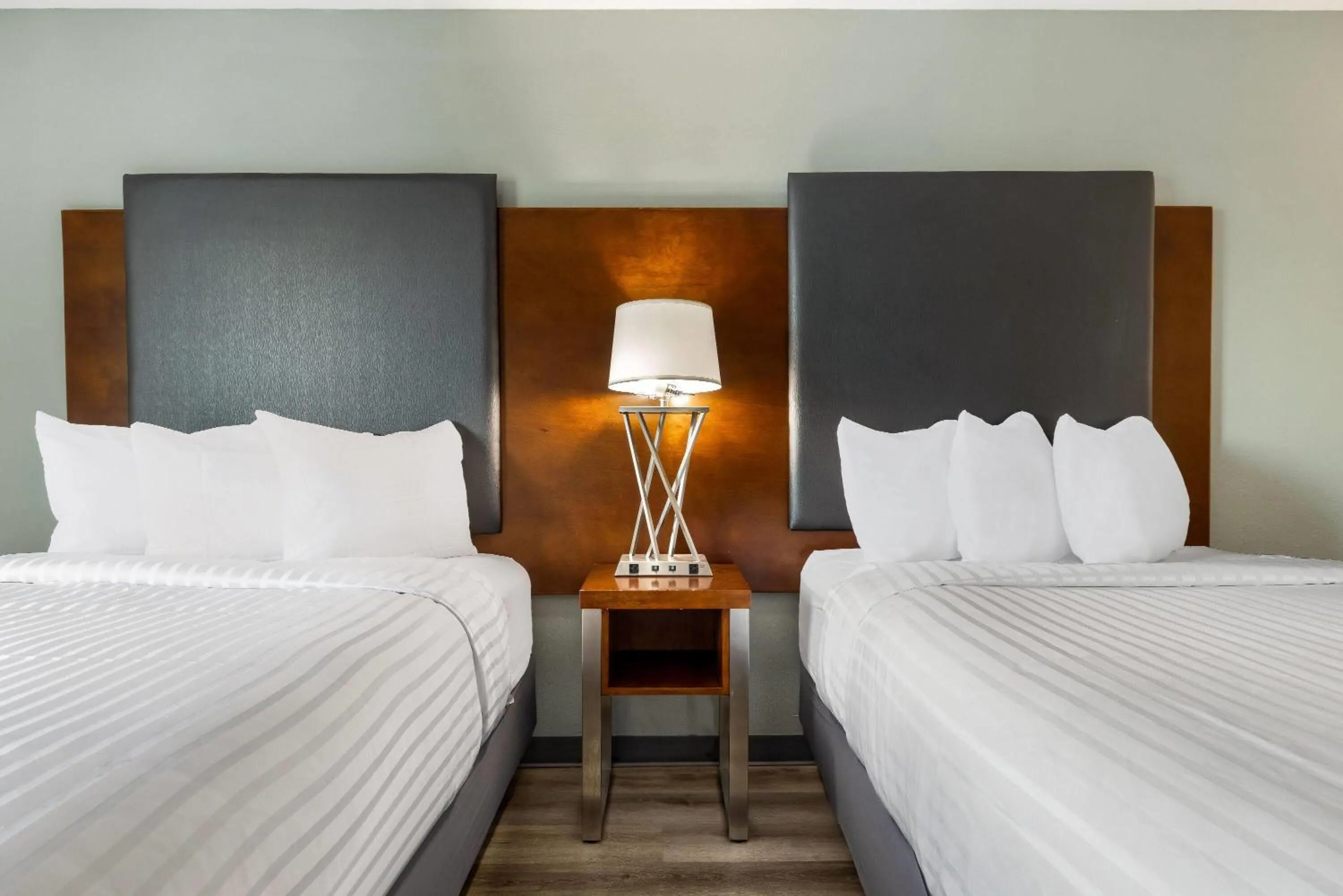 Bed in Wingate by Wyndham and Williamson Conference Center