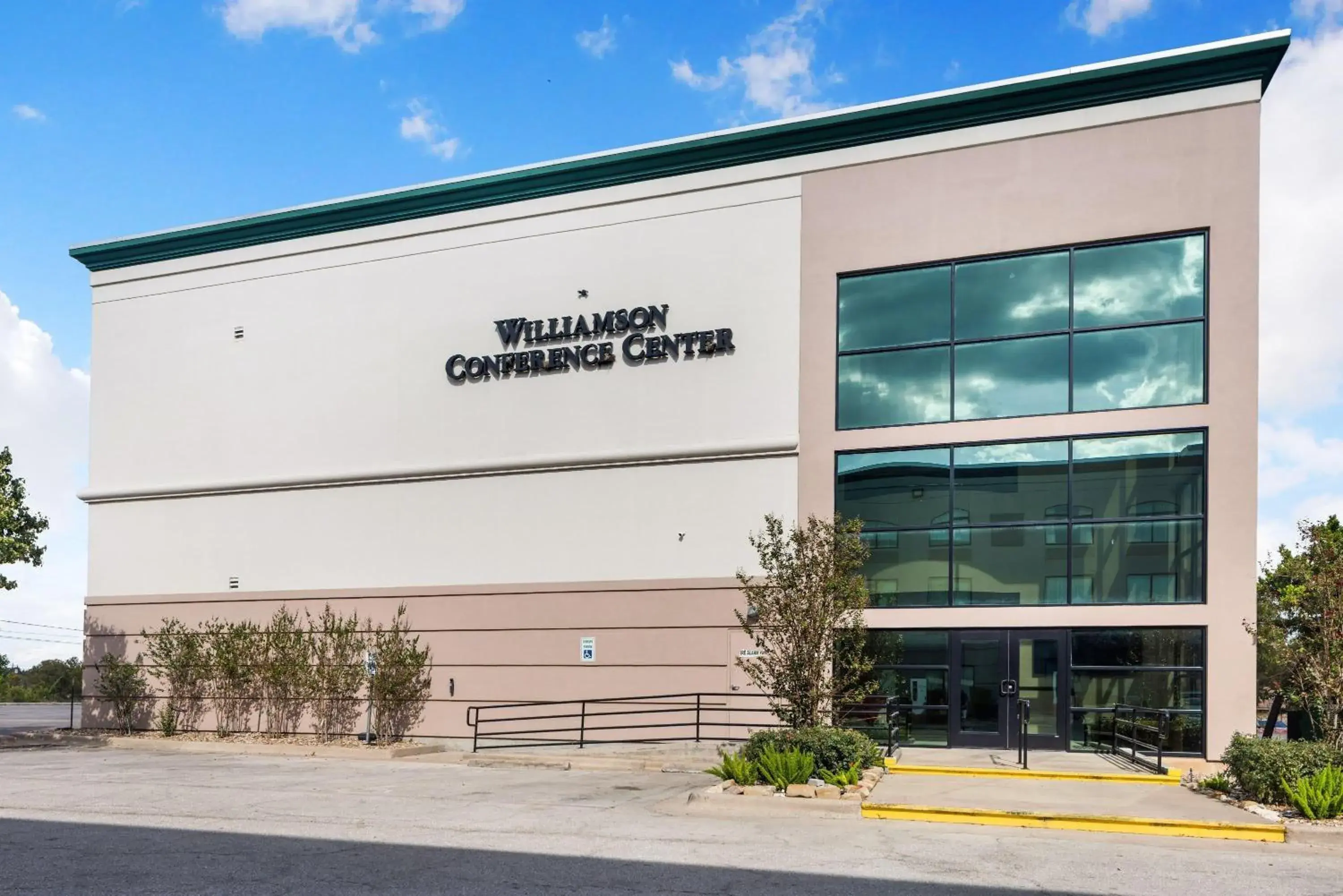 Property building in Wingate by Wyndham and Williamson Conference Center Property building in Wingate by Wyndham and Williamson Conference Center