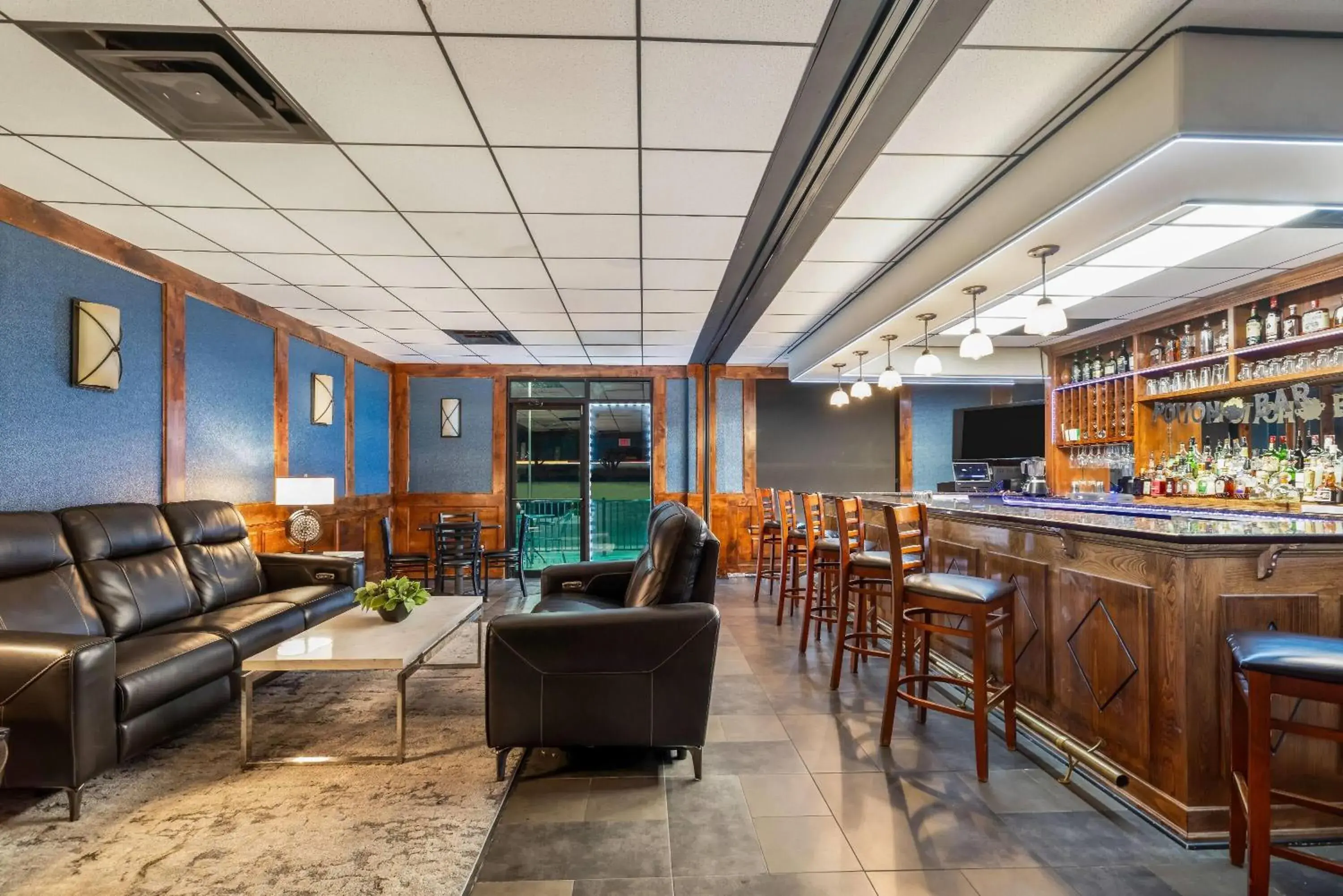 Lounge or bar in Wingate by Wyndham and Williamson Conference Center Lounge or bar in Wingate by Wyndham and Williamson Conference Center