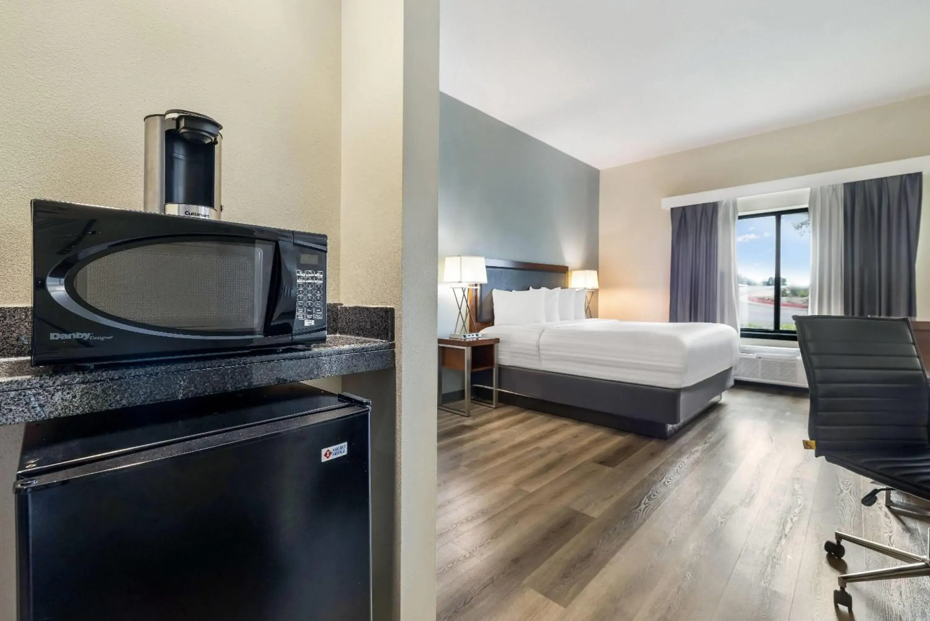 King Room with Bath Tub - Mobility/Hearing Accessible - Non-Smoking in Wingate by Wyndham and Williamson Conference Center King Room with Bath Tub - Mobility/Hearing Accessible - Non-Smoking in Wingate by Wyndham and Williamson Conference Center