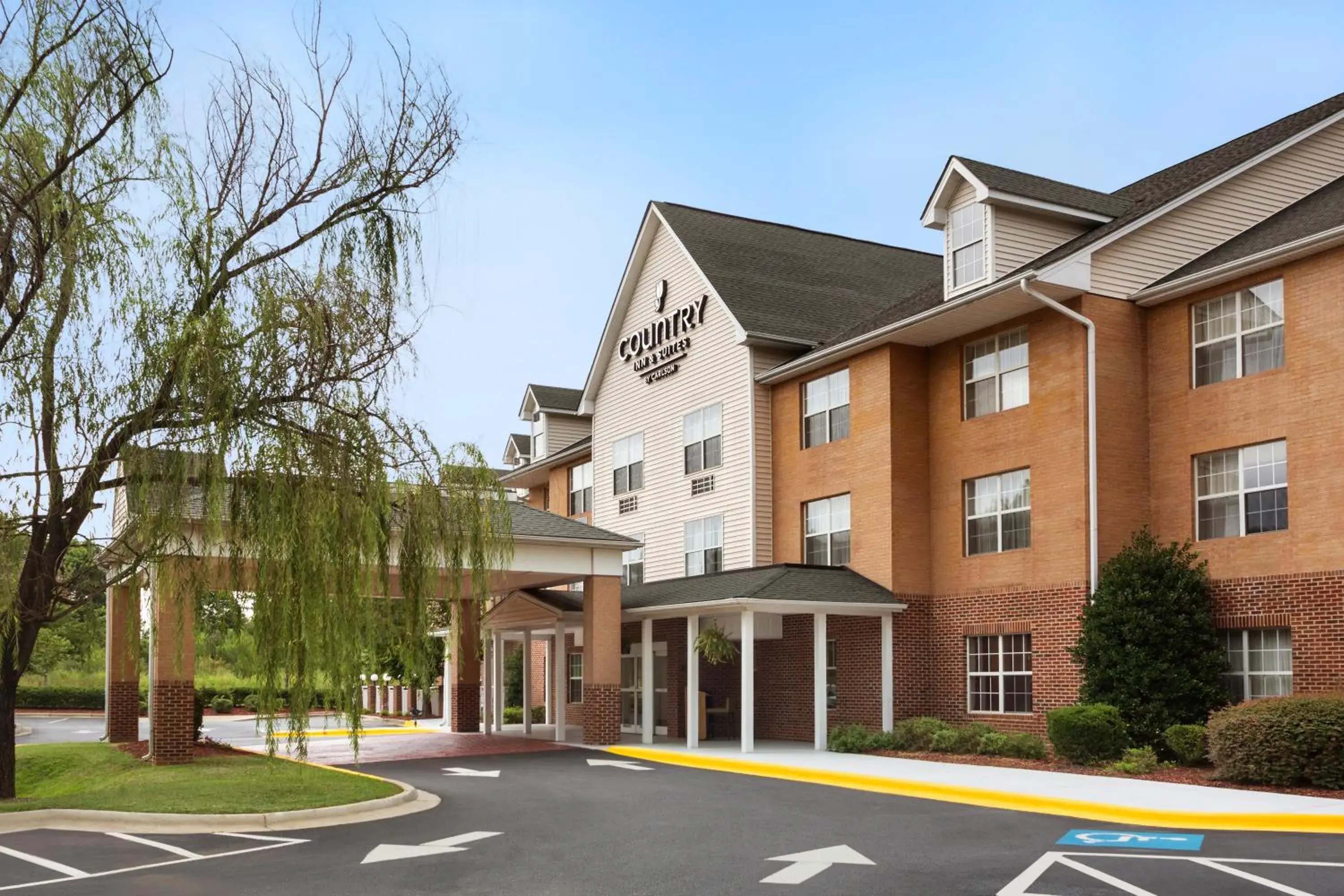 Property building in Country Inn & Suites by Radisson, Charlotte University Place, NC Property building in Country Inn & Suites by Radisson, Charlotte University Place, NC