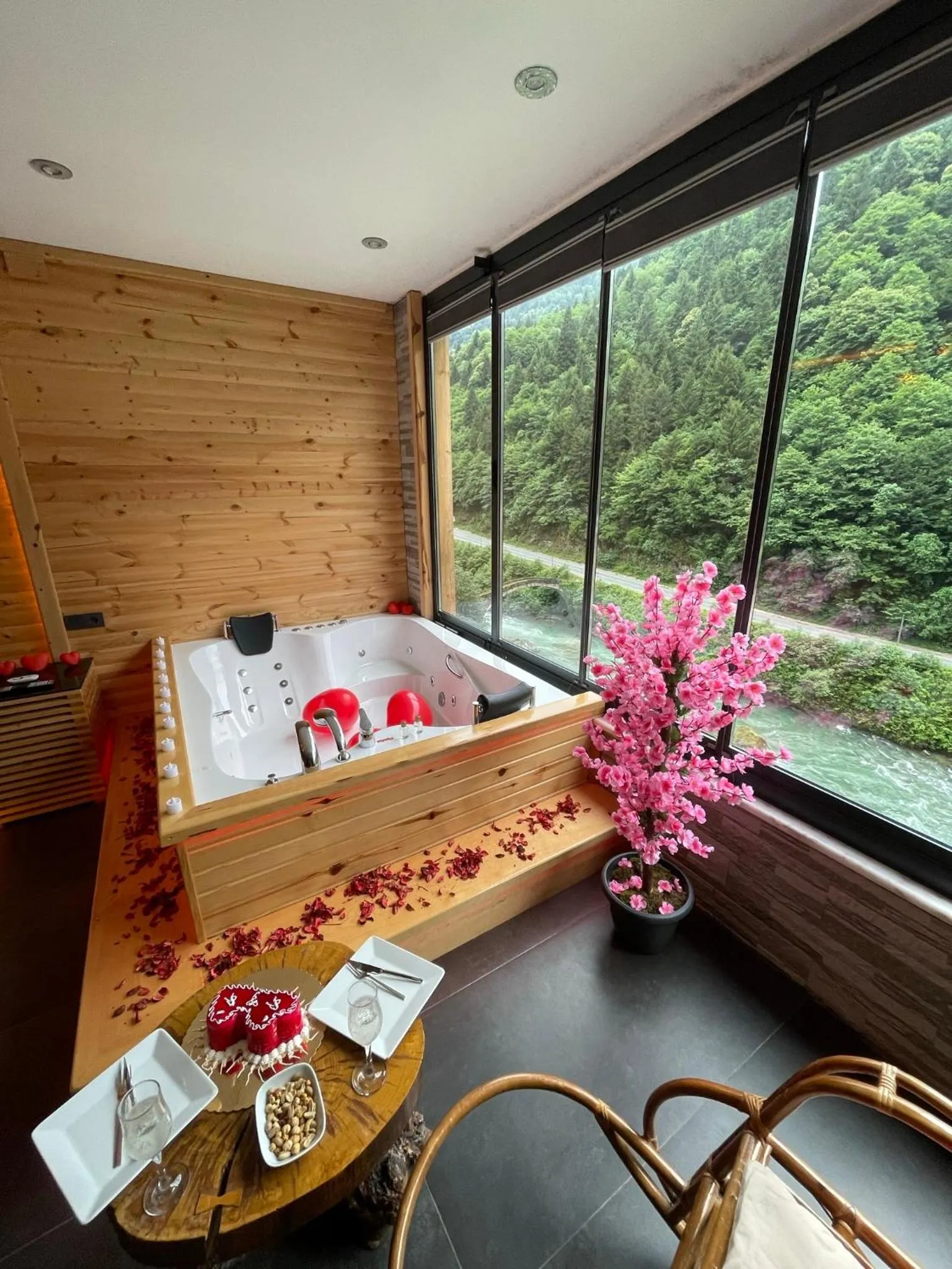 One-Bedroom Chalet in HiraBungalov