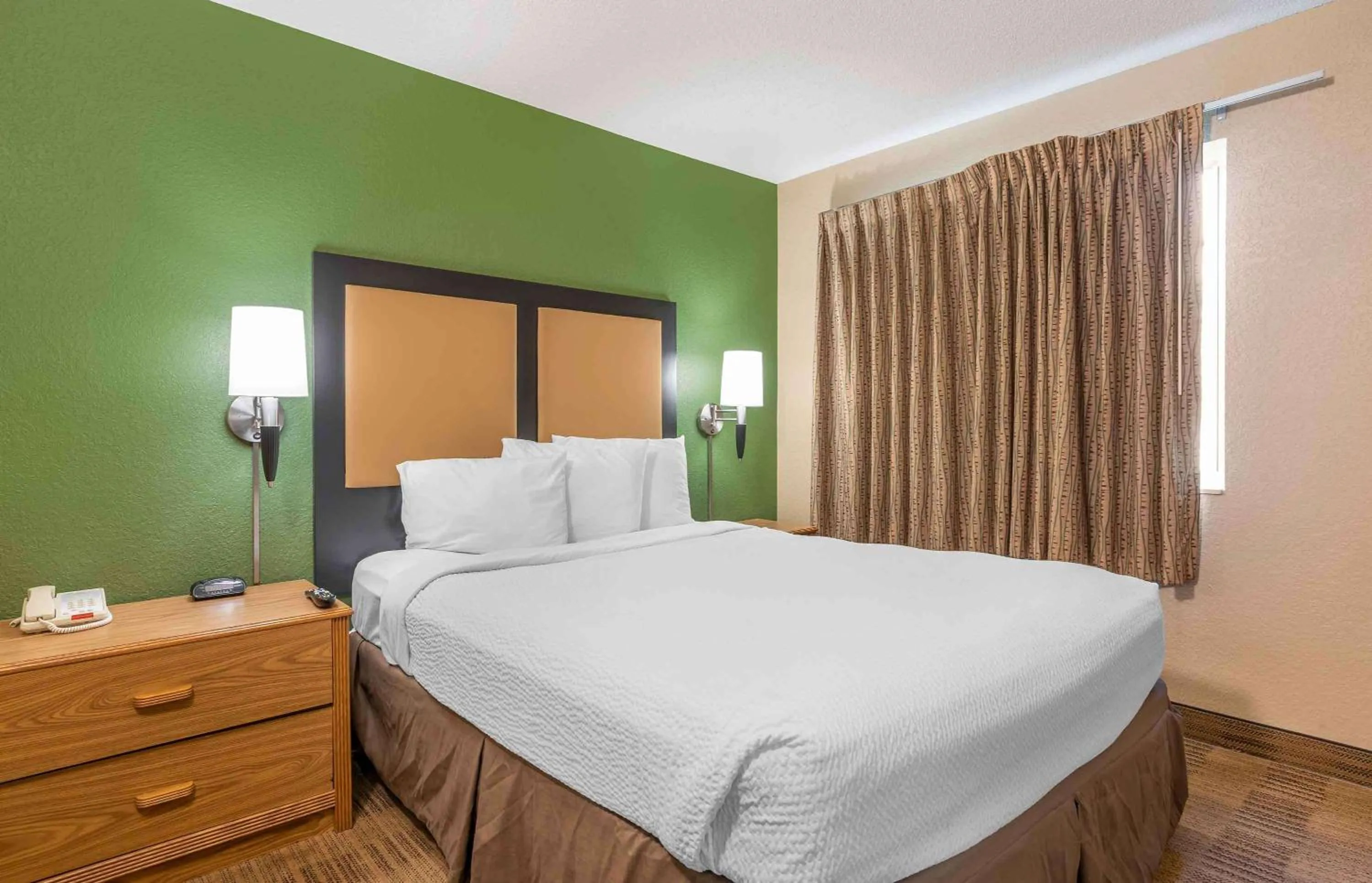 Bedroom, Bed in Extended Stay America Suites - Louisville - Alliant Avenue