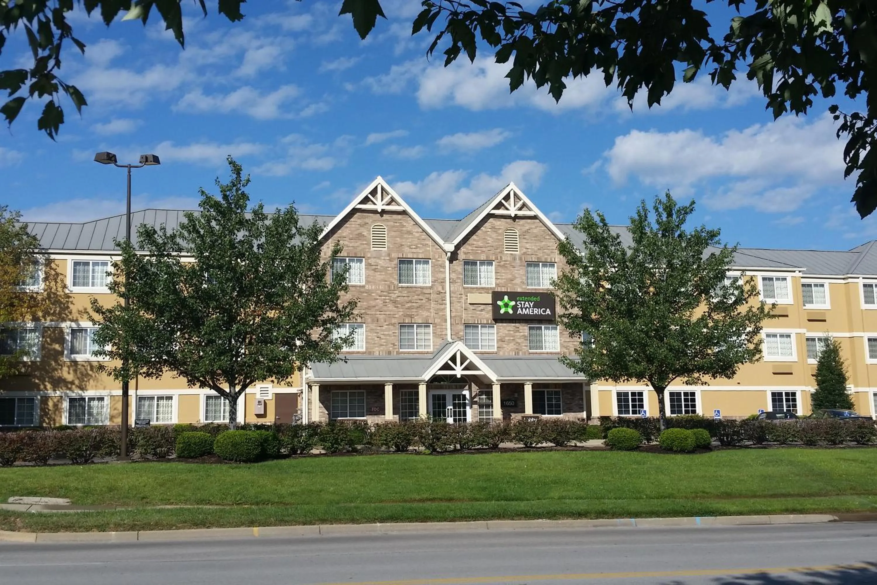 Property building in Extended Stay America Suites - Louisville - Alliant Avenue