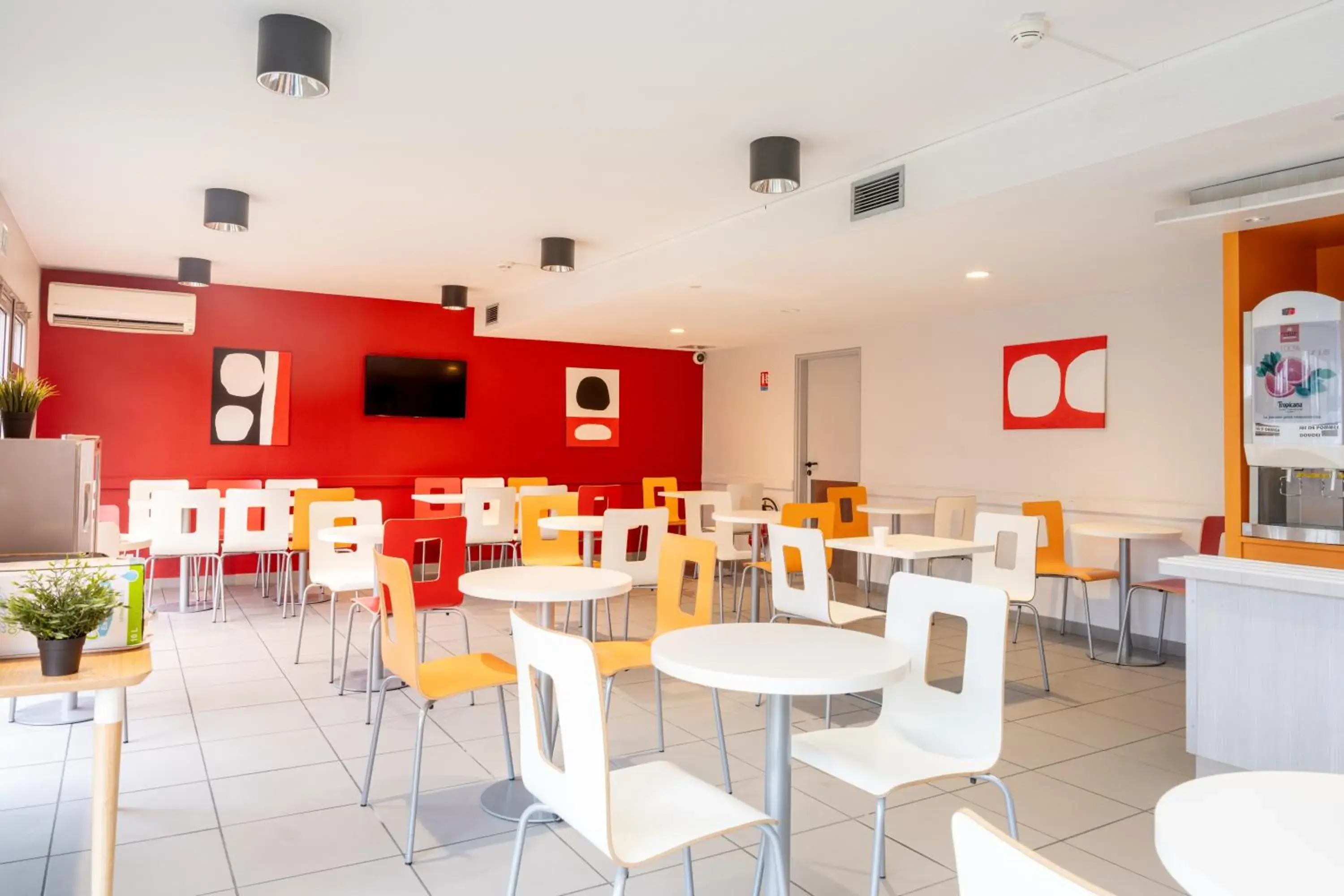 Buffet breakfast in Premiere Classe Bordeaux Nord - Lac Buffet breakfast in Premiere Classe Bordeaux Nord - Lac