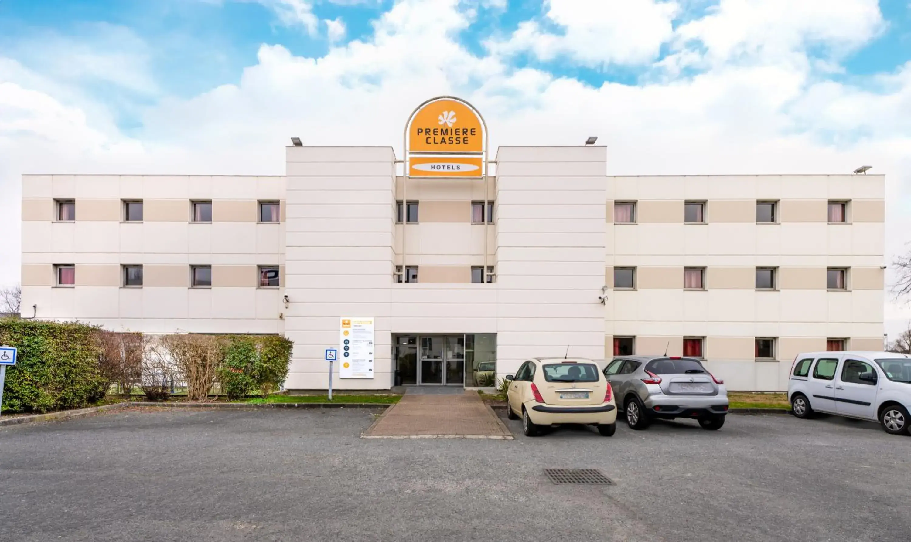 Property building in Premiere Classe Bordeaux Nord - Lac Property building in Premiere Classe Bordeaux Nord - Lac