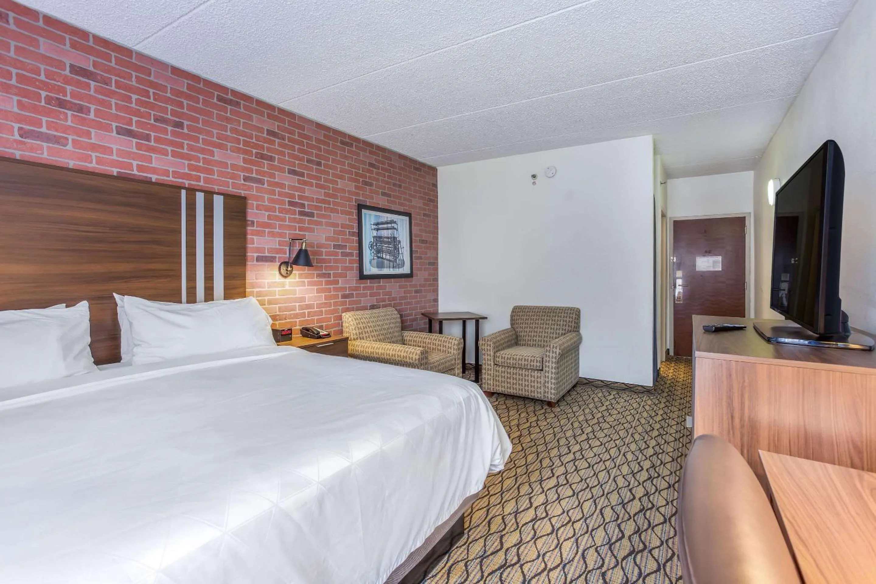 Bedroom, Bed in Burrstone Inn, an Ascend Collection Hotel