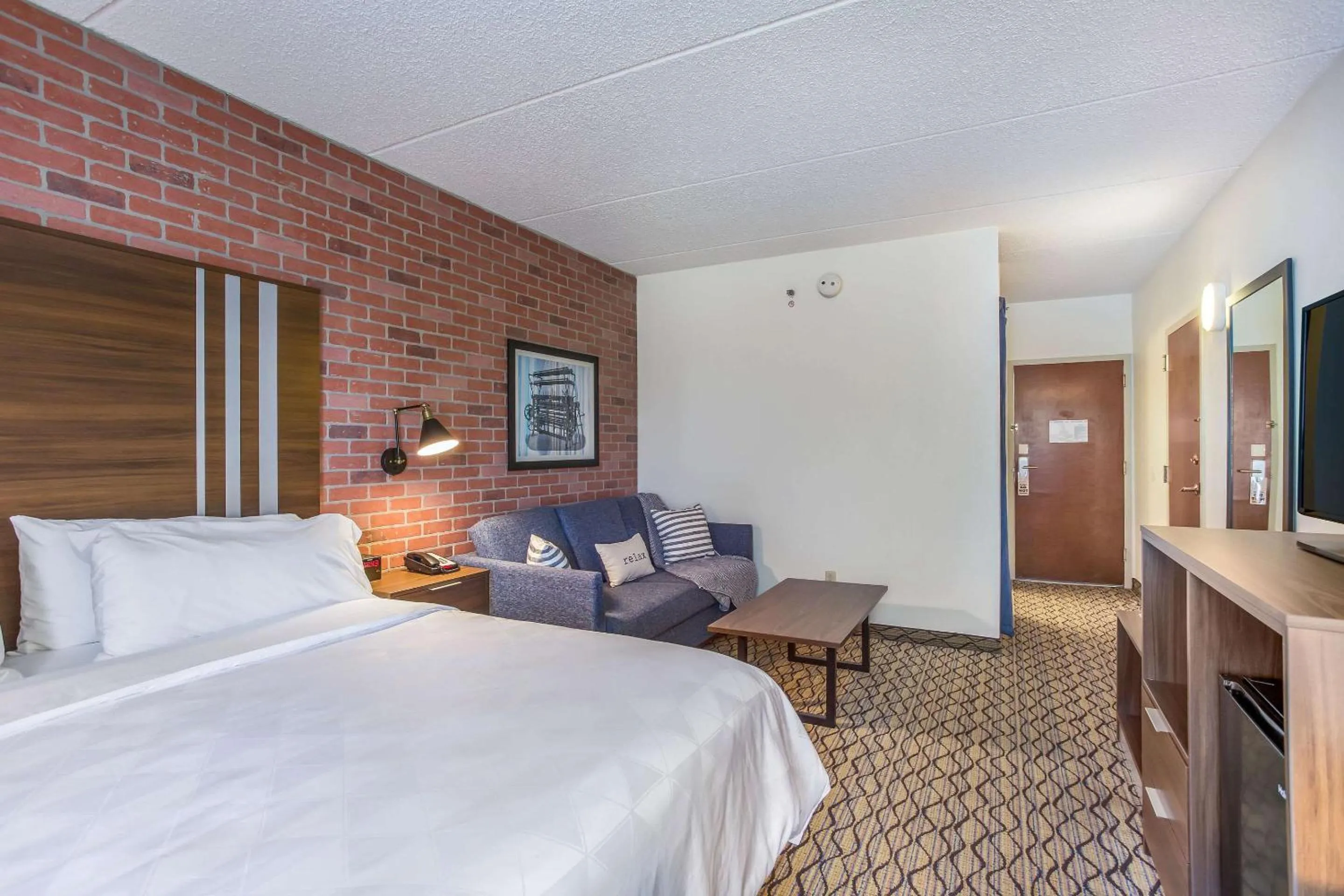 Bedroom, Bed in Burrstone Inn, an Ascend Collection Hotel
