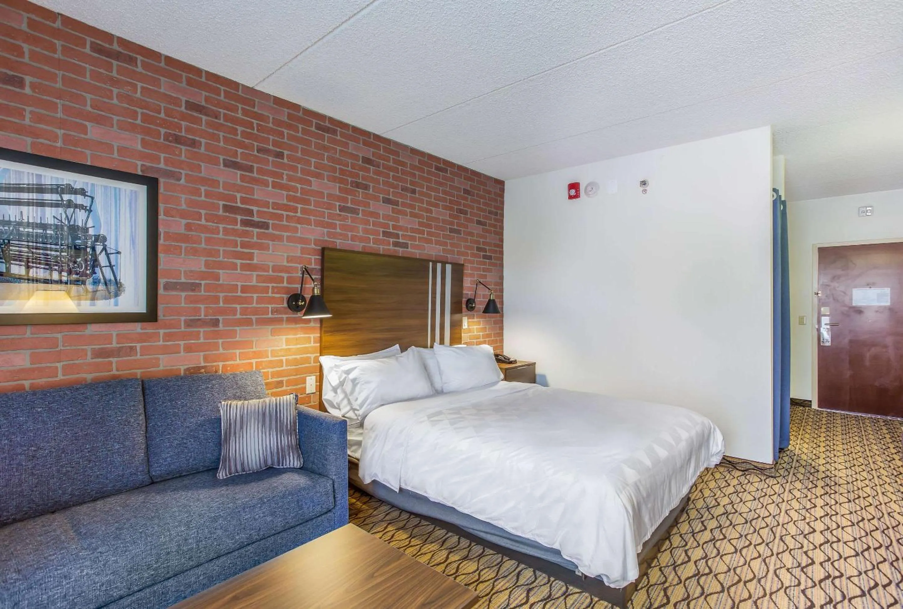 Bedroom, Bed in Burrstone Inn, an Ascend Collection Hotel
