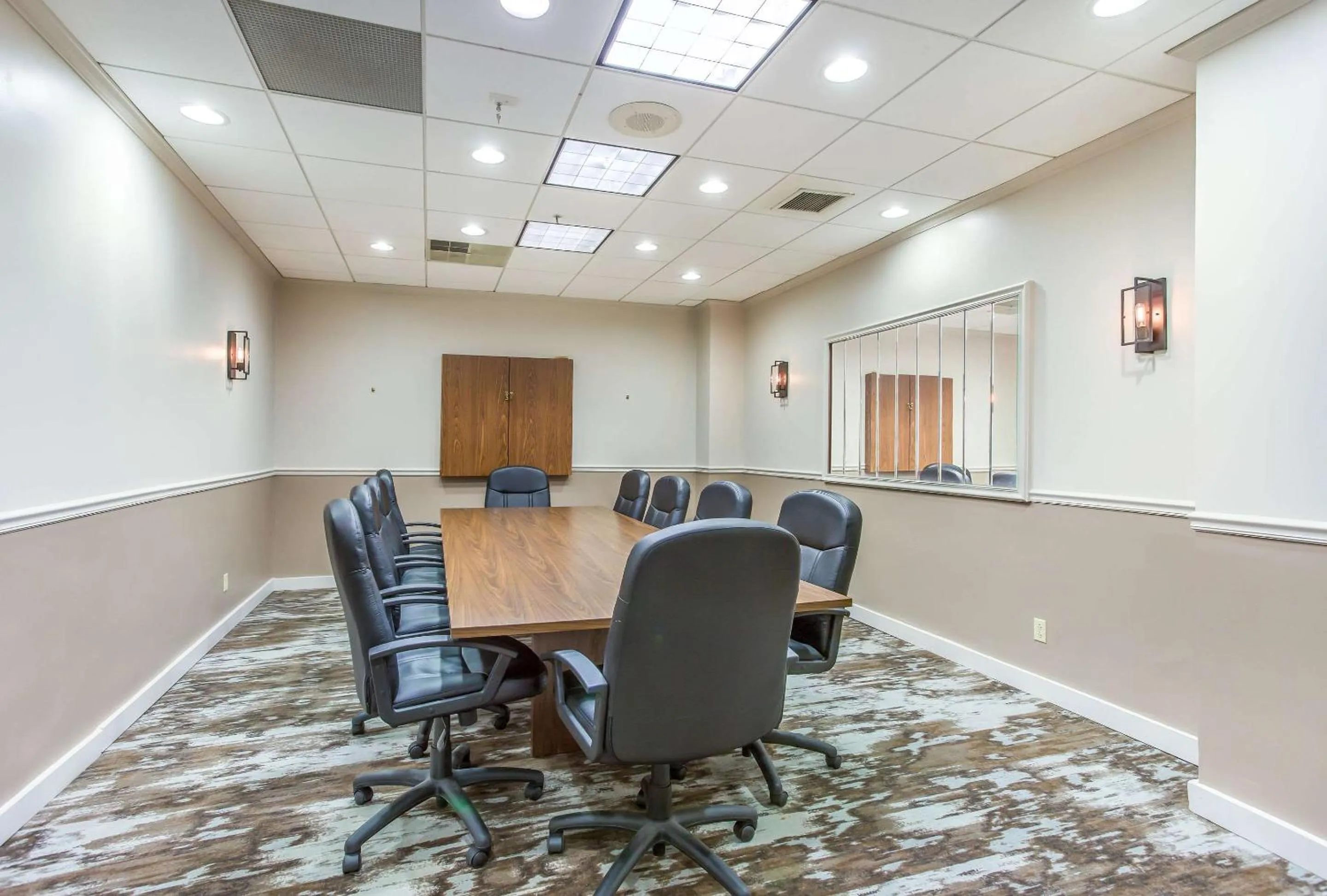 Meeting/conference room in Burrstone Inn, an Ascend Collection Hotel
