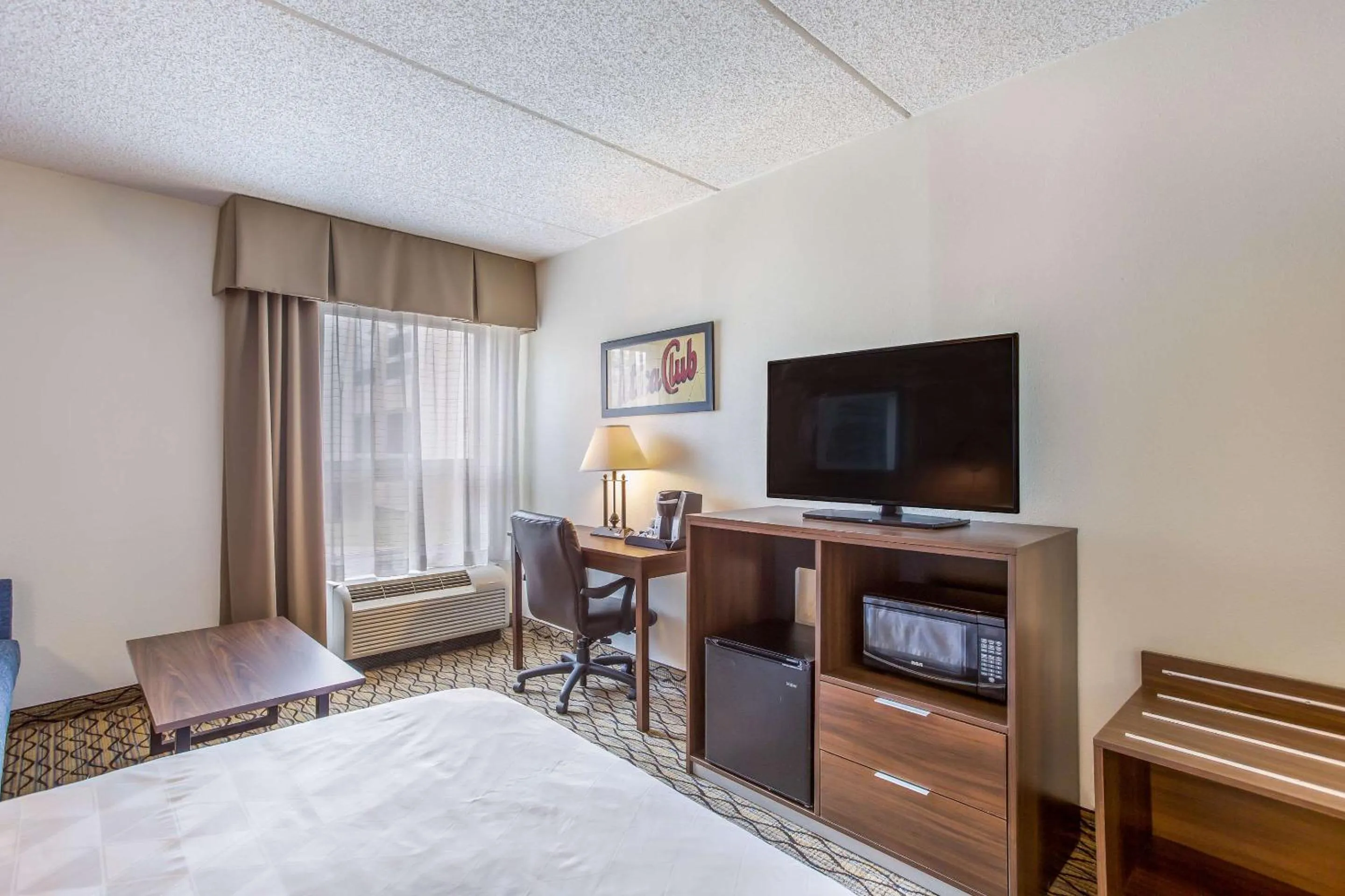 Bedroom, Bed in Burrstone Inn, an Ascend Collection Hotel