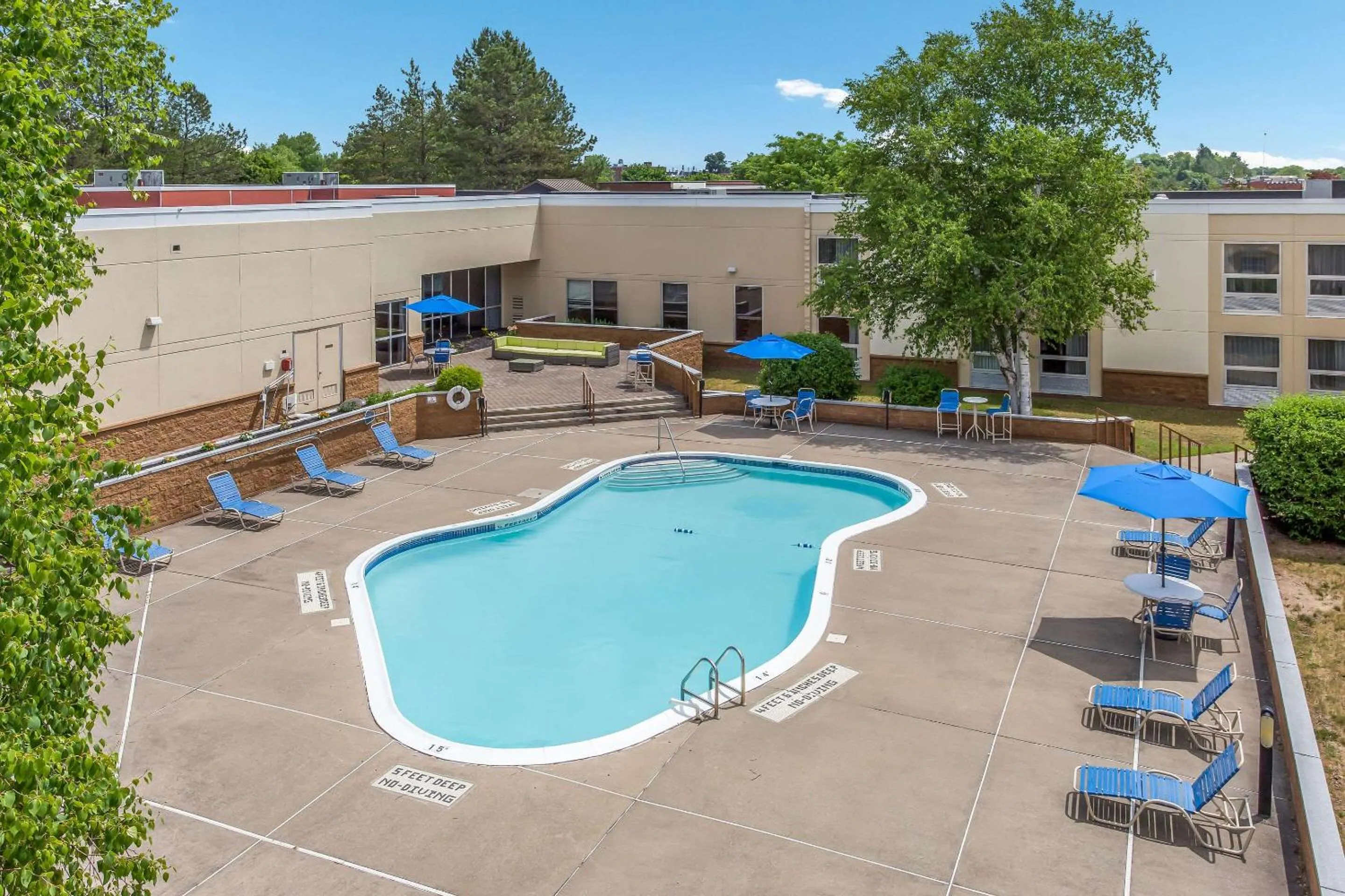 Swimming pool in Burrstone Inn, an Ascend Collection Hotel