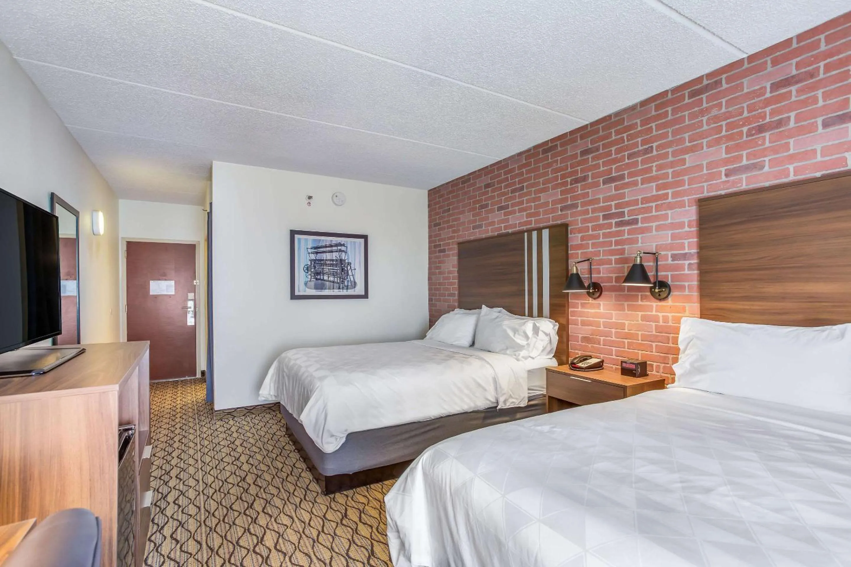 Bedroom, Bed in Burrstone Inn, an Ascend Collection Hotel