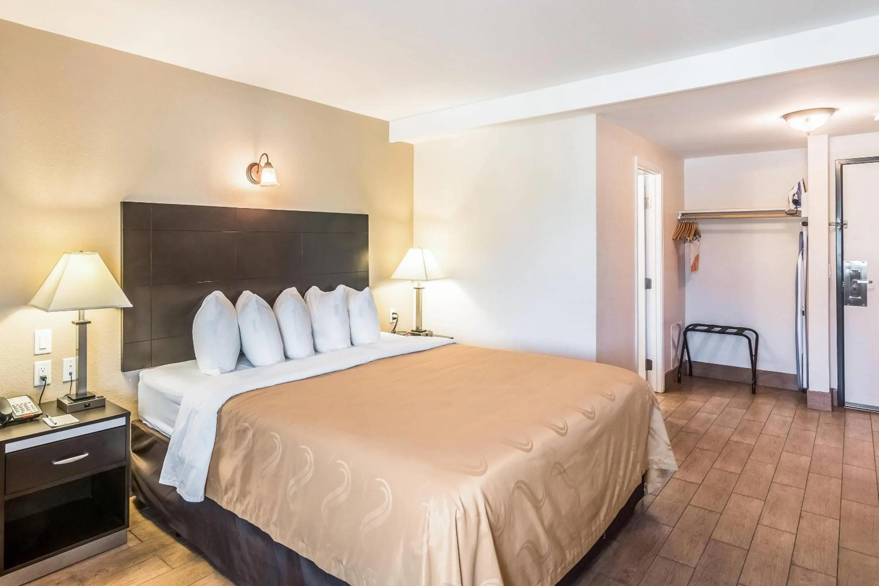 Bedroom, Bed in Quality Inn & Suites near Downtown Bakersfield