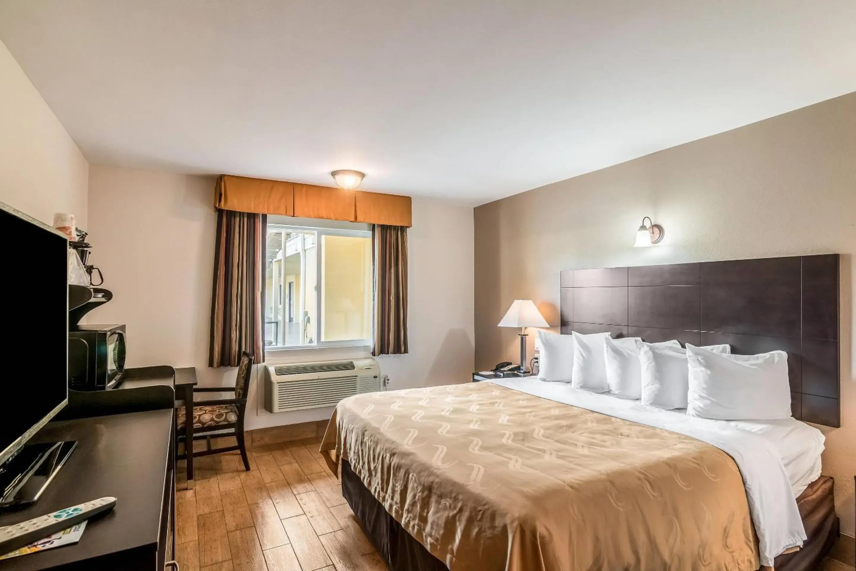 Bedroom, Bed in Quality Inn & Suites near Downtown Bakersfield Bedroom, Bed in Quality Inn & Suites near Downtown Bakersfield