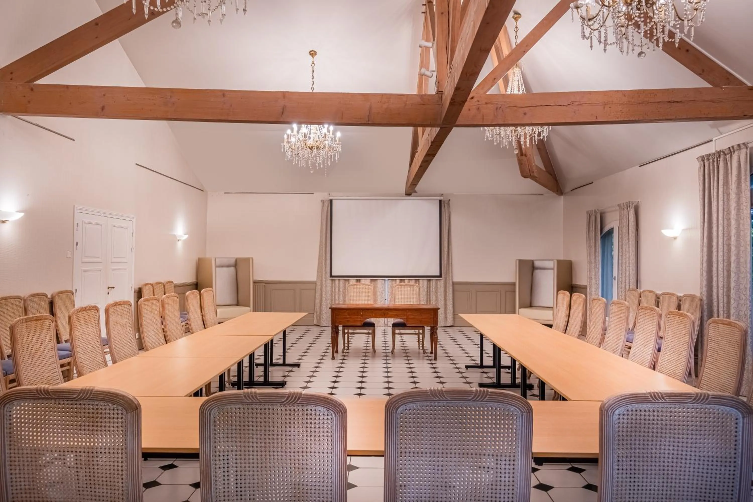 Meeting/conference room in L'Orangerie du Château des Reynats