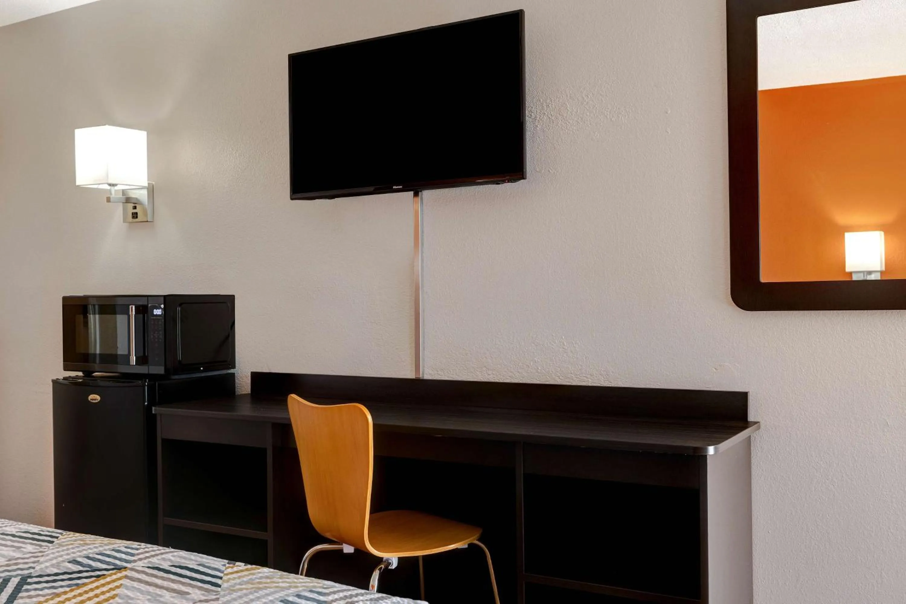 Bedroom, Bed in Motel 6-Rolla, MO