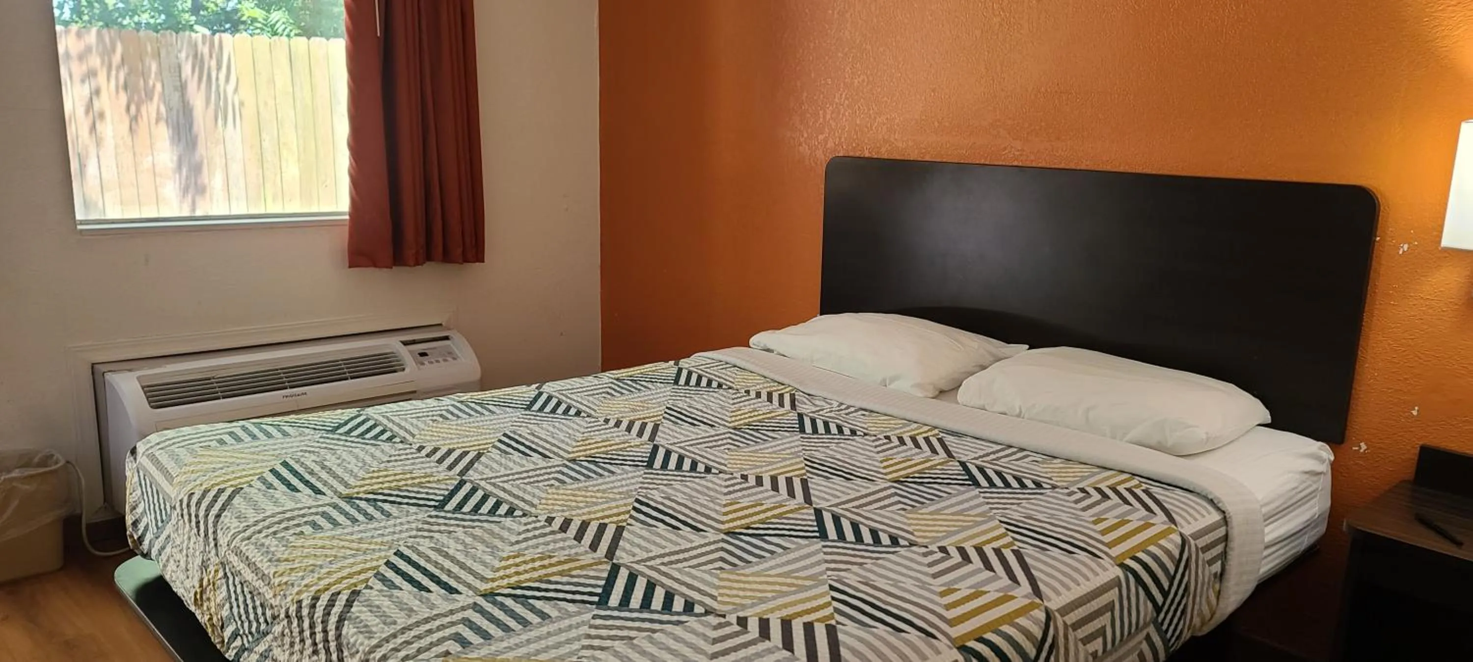 Bed in Motel 6-Rolla, MO