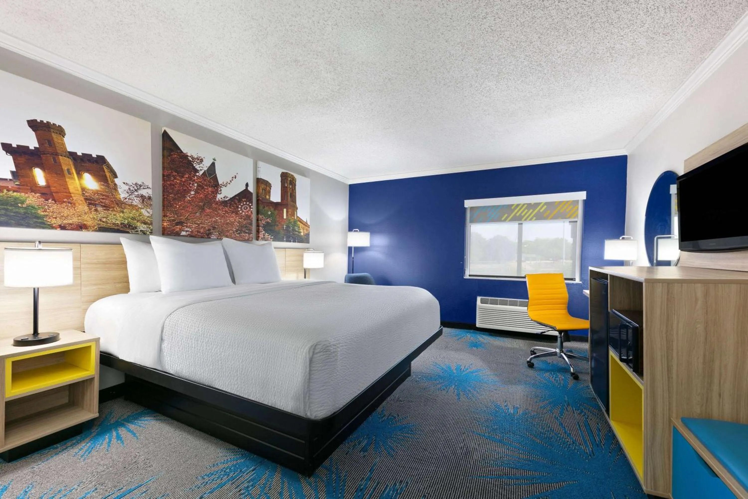 Photo of the whole room, Bed in Days Inn by Wyndham Fort Smith
