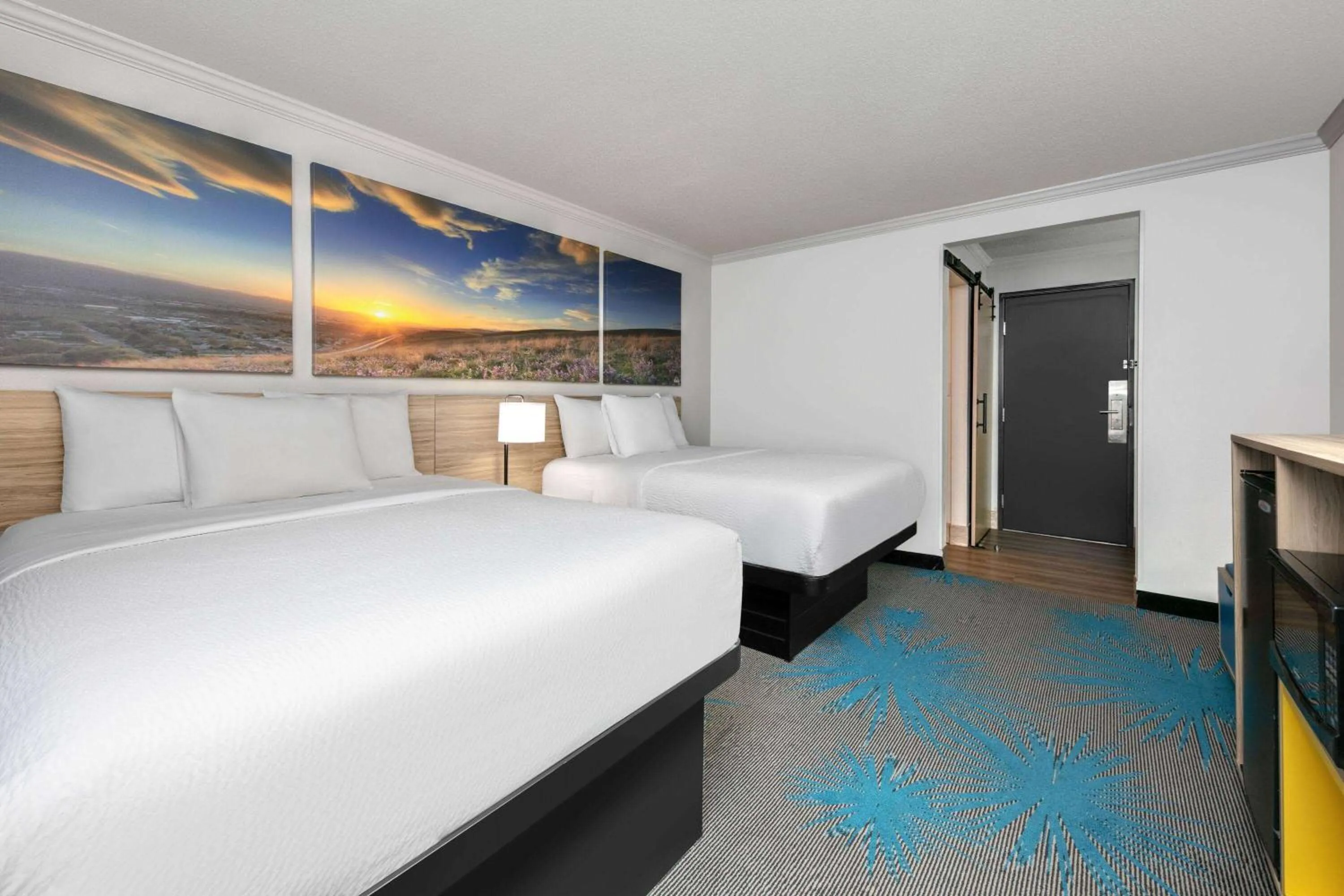 Photo of the whole room, Bed in Days Inn by Wyndham Fort Smith