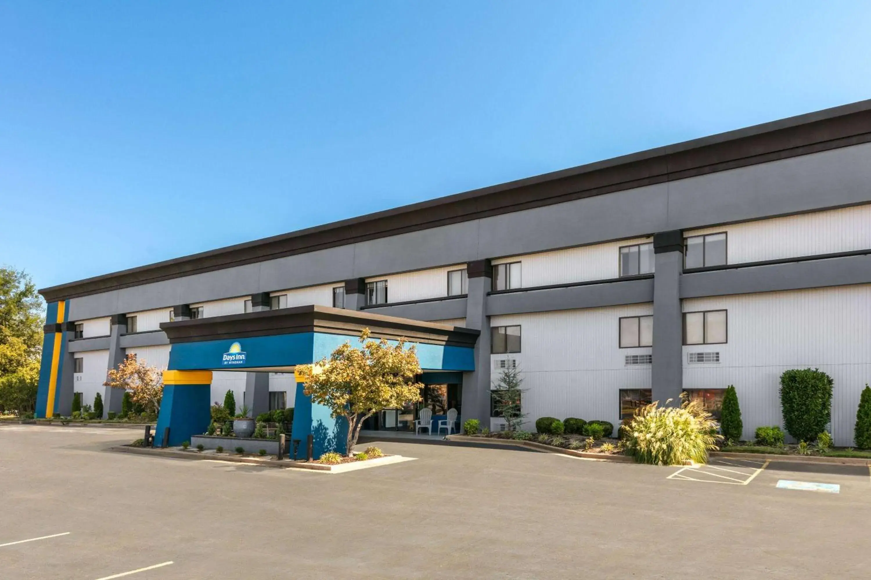 Property building in Days Inn by Wyndham Fort Smith Property building in Days Inn by Wyndham Fort Smith