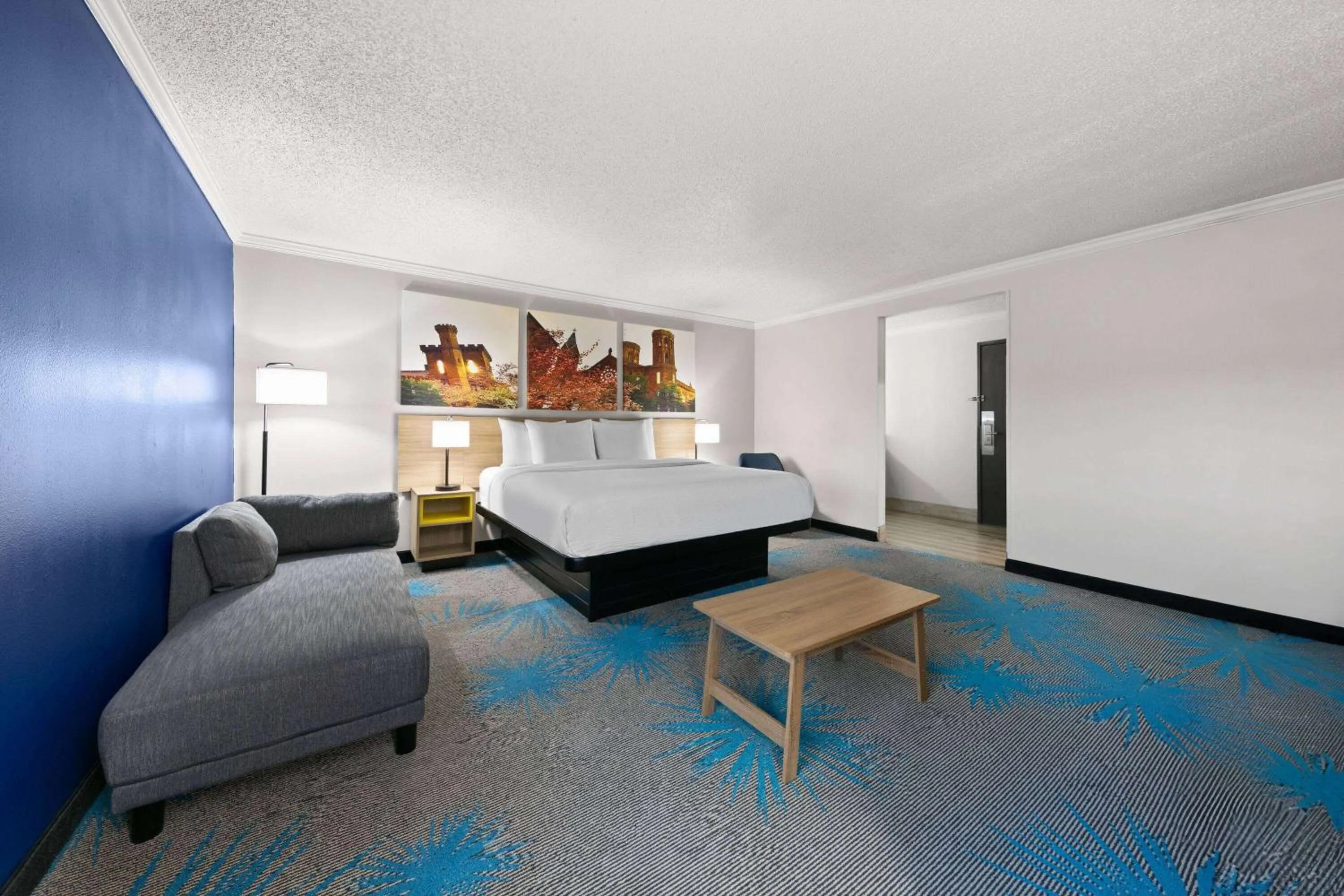 Photo of the whole room, Bed in Days Inn by Wyndham Fort Smith