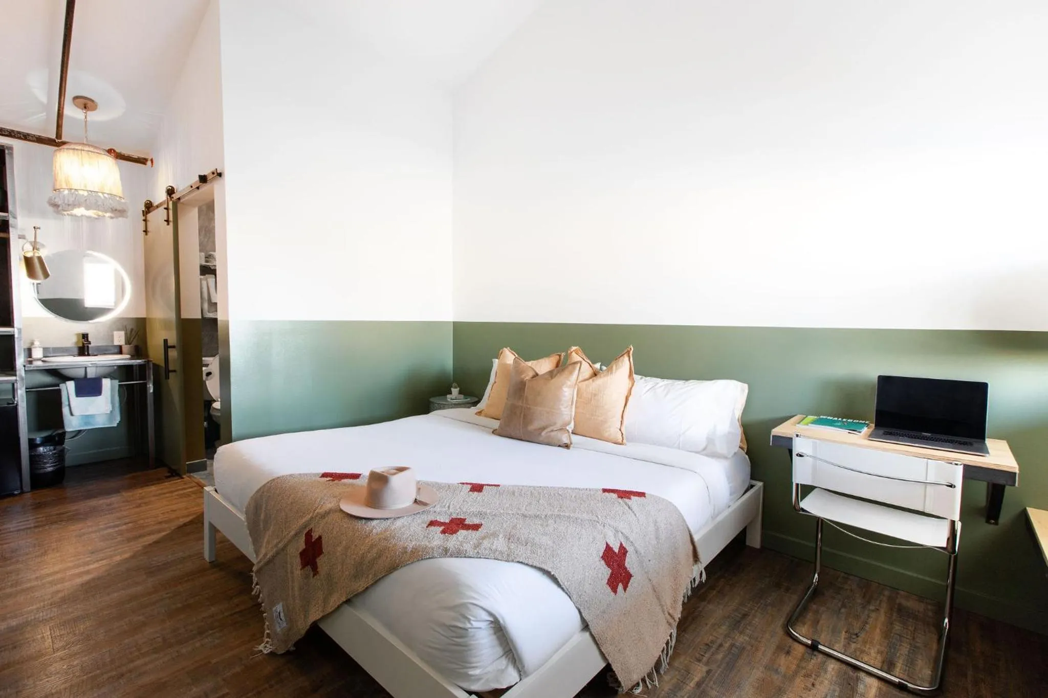 Photo of the whole room, Bed in Mellow Moon Lodge