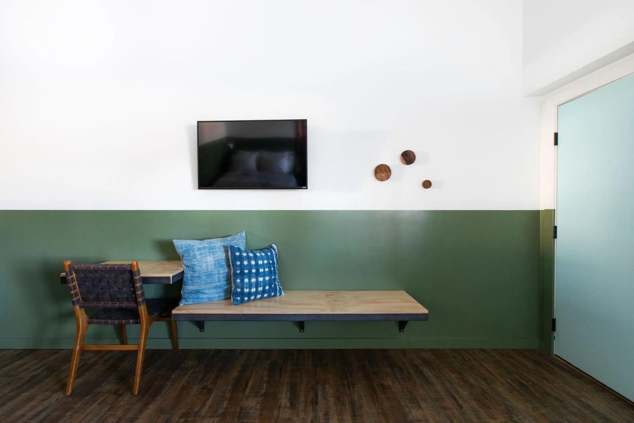 TV and multimedia in Mellow Moon Lodge