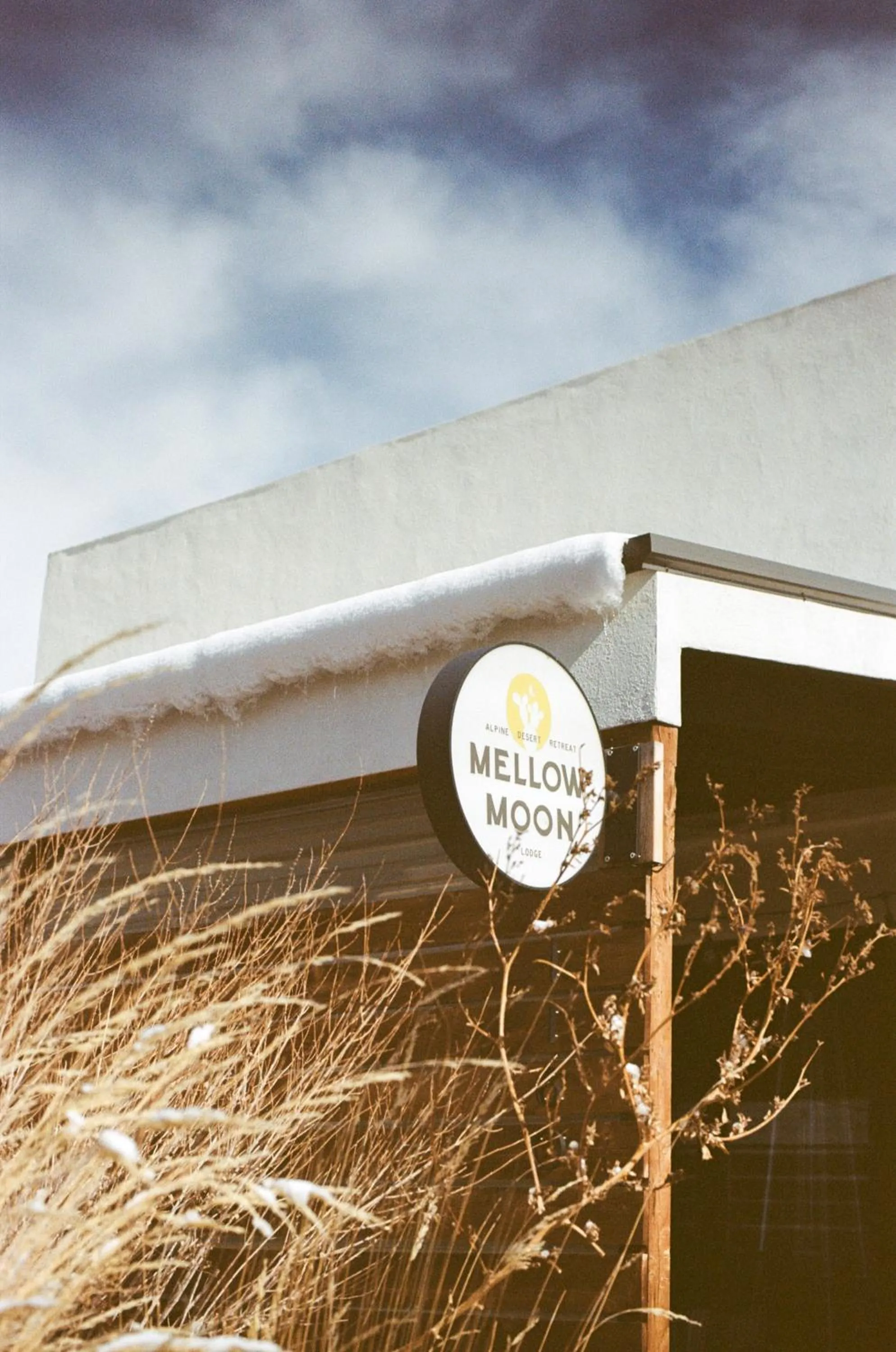 Facade/entrance in Mellow Moon Lodge