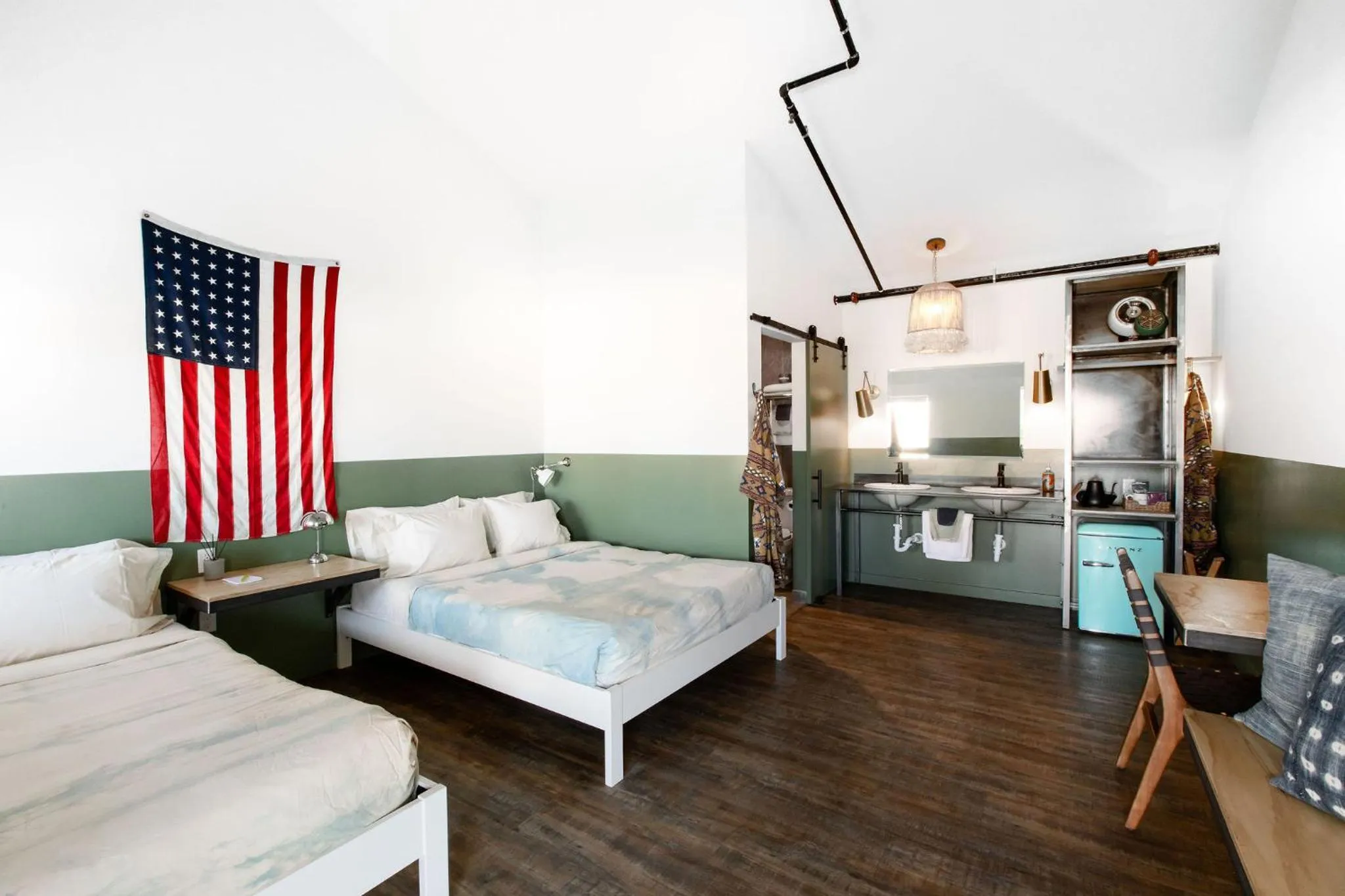 Photo of the whole room, Bed in Mellow Moon Lodge