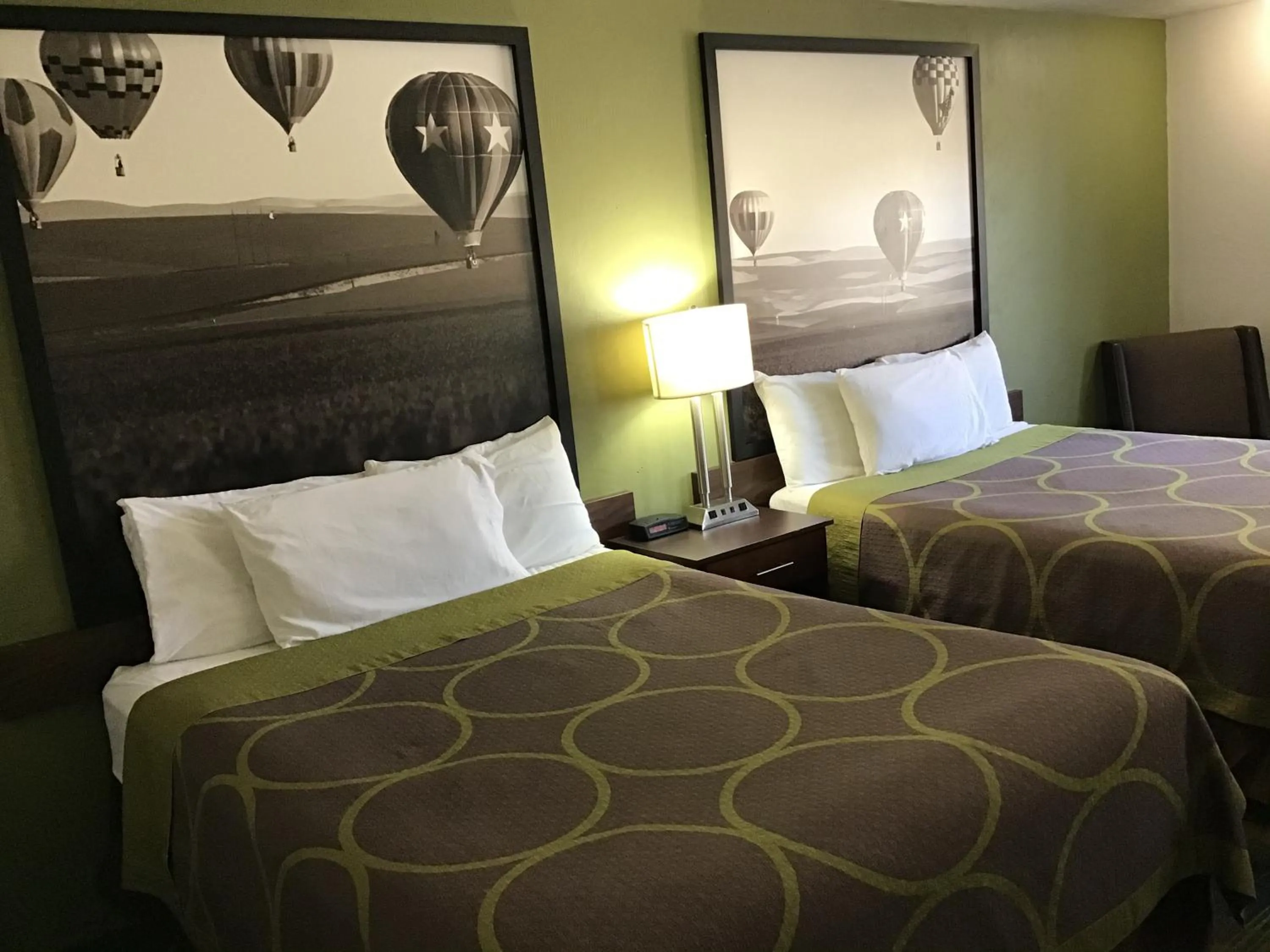 Photo of the whole room, Bed in Super 8 by Wyndham Walla Walla