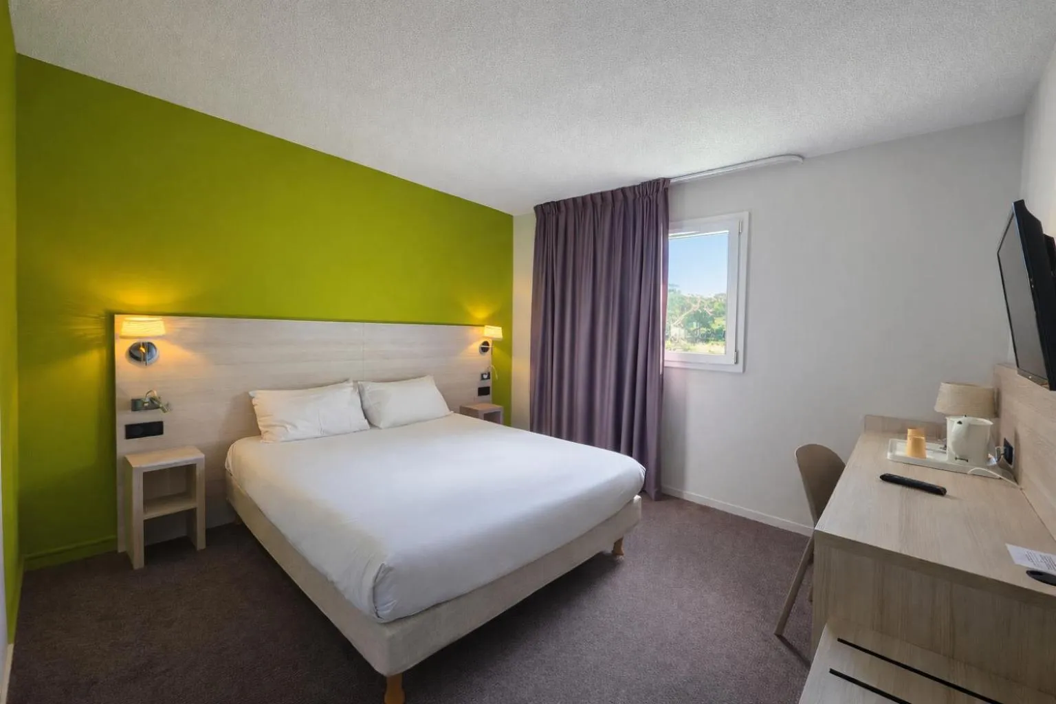 Bedroom, Bed in The Originals City, Hôtel Les Bruyères, Dax Nord