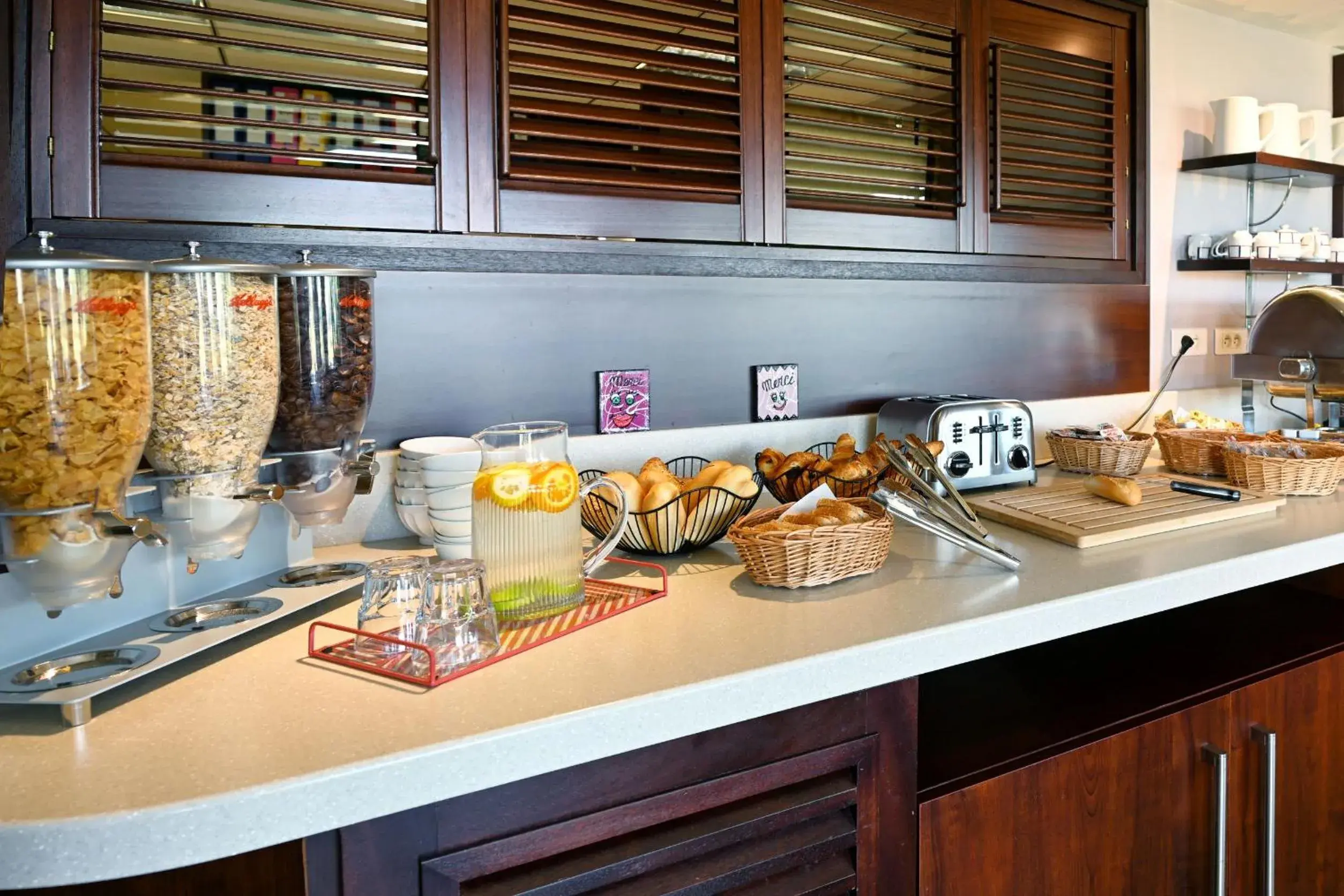 Breakfast in The Originals City, Hôtel Les Bruyères, Dax Nord Breakfast in The Originals City, Hôtel Les Bruyères, Dax Nord