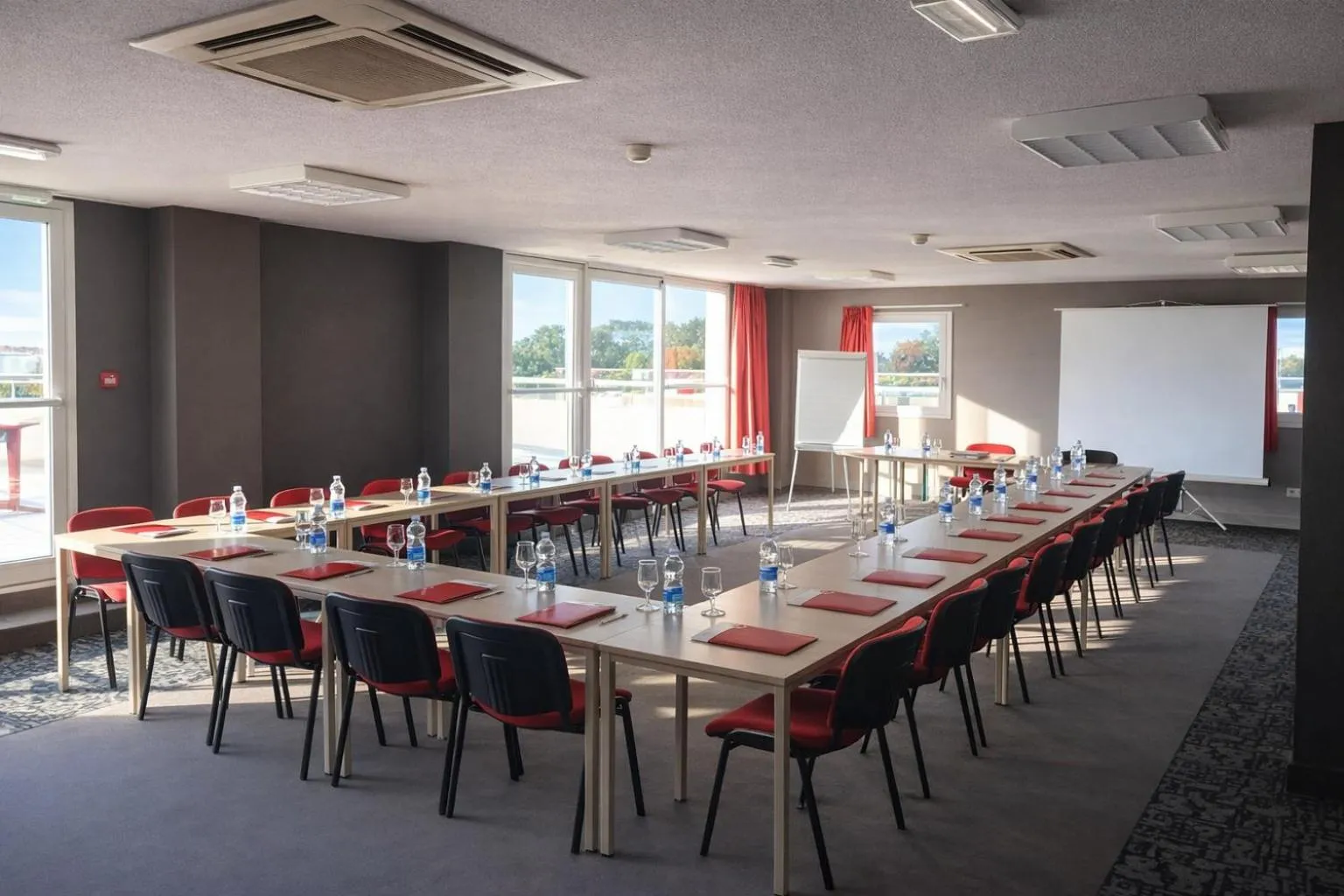 Meeting/conference room in The Originals City, Hôtel Les Bruyères, Dax Nord
