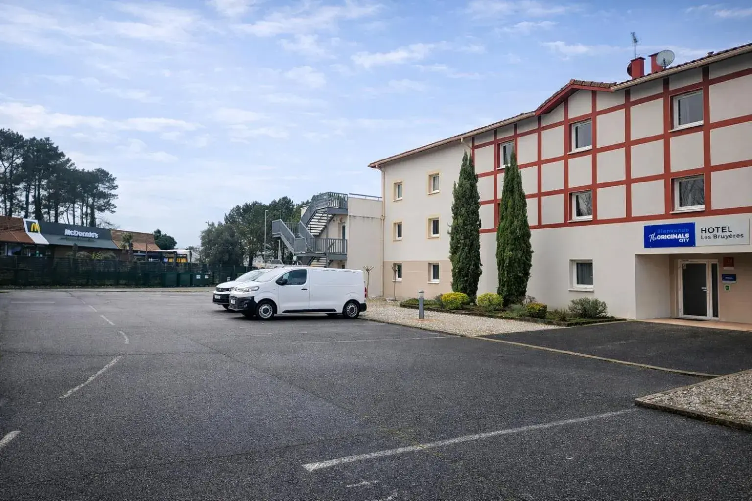 Facade/entrance in The Originals City, Hôtel Les Bruyères, Dax Nord Facade/entrance in The Originals City, Hôtel Les Bruyères, Dax Nord