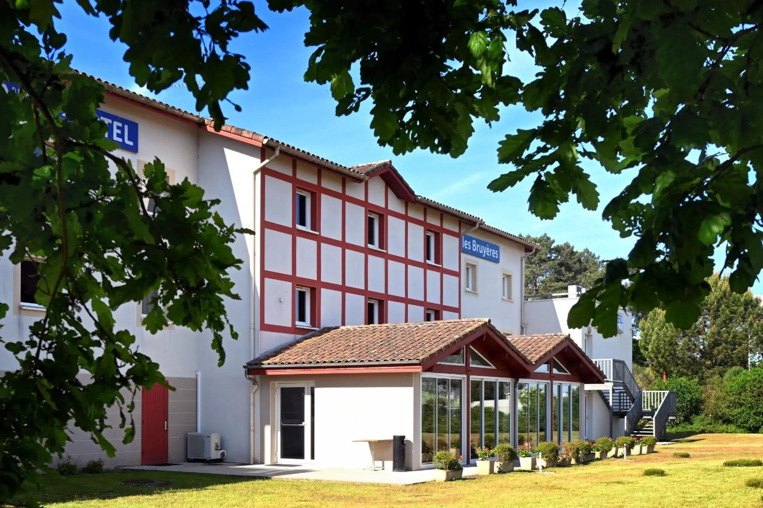 Property building in The Originals City, Hôtel Les Bruyères, Dax Nord Property building in The Originals City, Hôtel Les Bruyères, Dax Nord