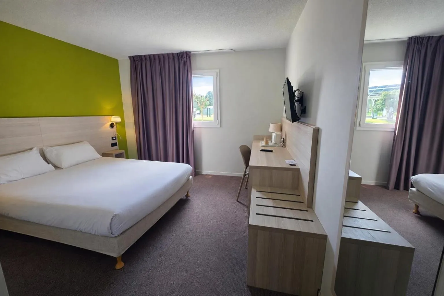 Bedroom, Bed in The Originals City, Hôtel Les Bruyères, Dax Nord