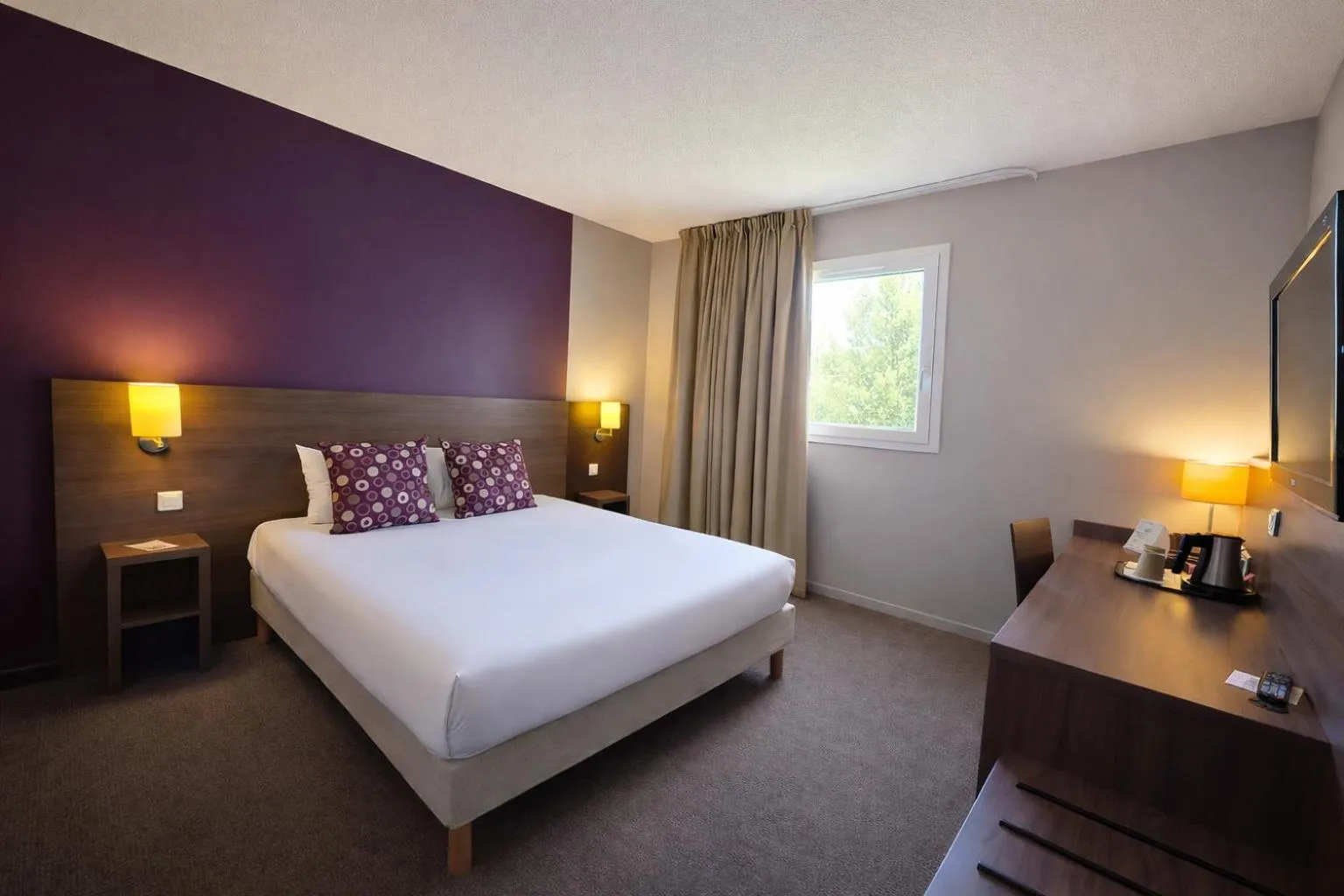 Bedroom, Bed in The Originals City, Hôtel Les Bruyères, Dax Nord