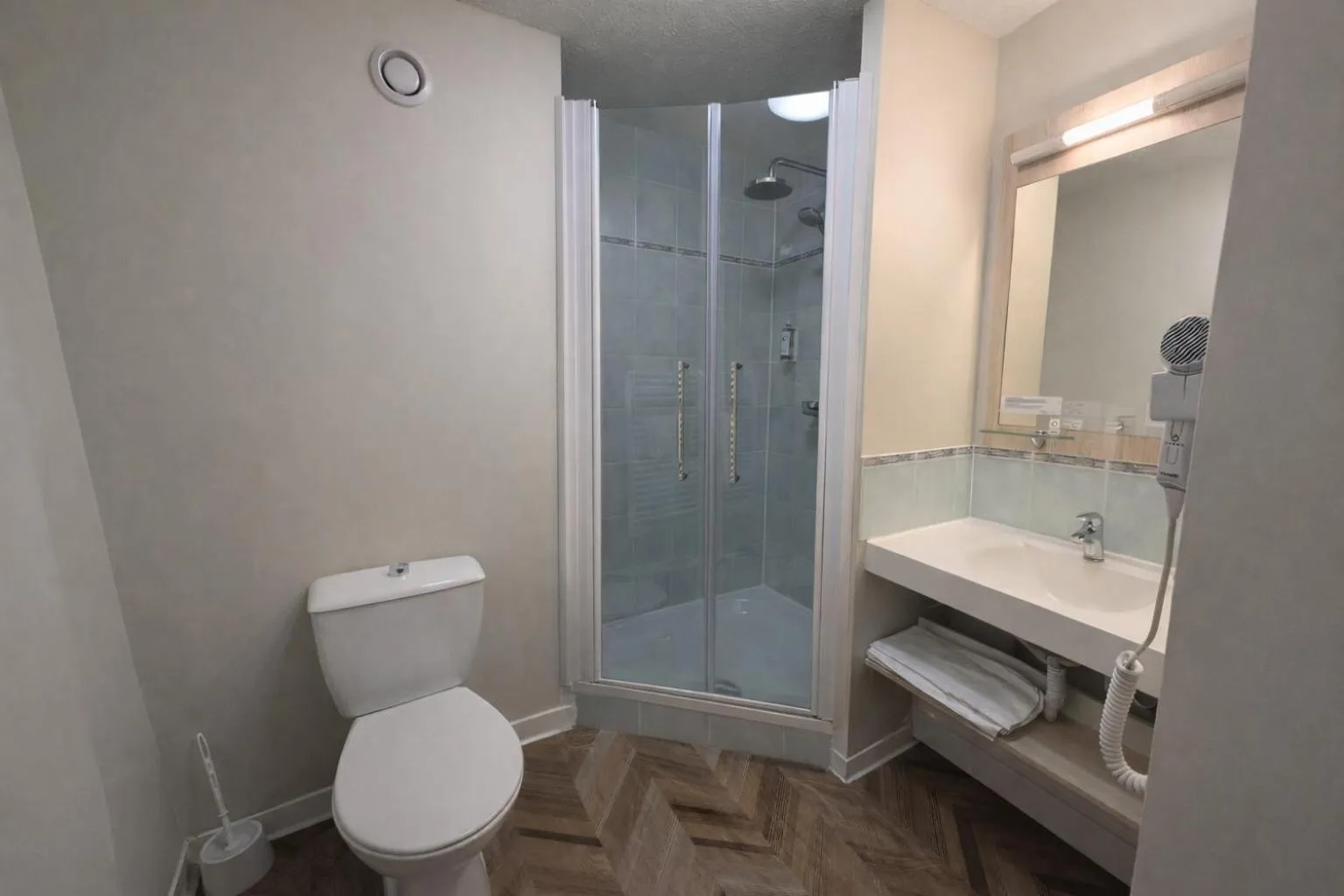 Bathroom in The Originals City, Hôtel Les Bruyères, Dax Nord