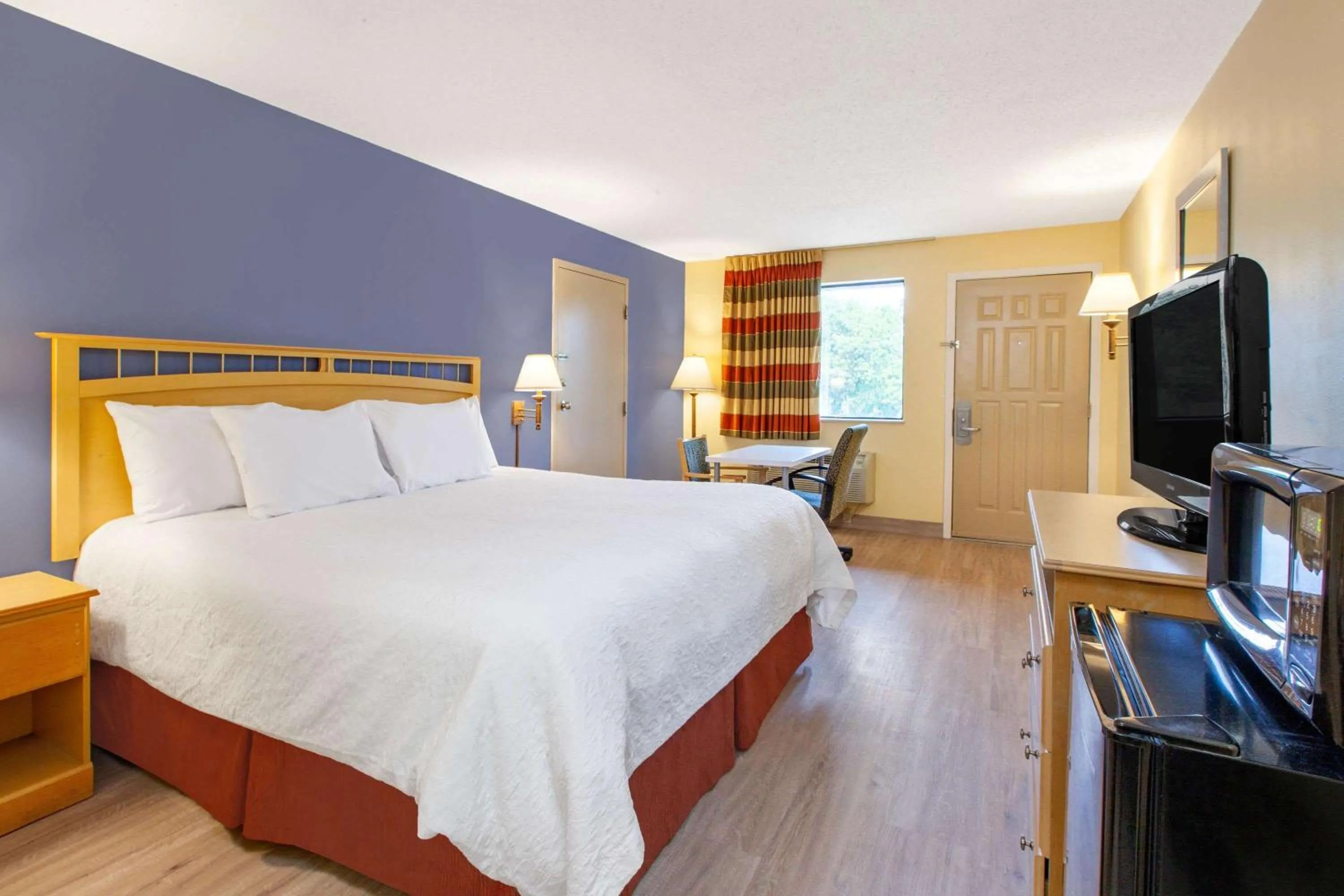 Photo of the whole room, Bed in Days Inn by Wyndham Grantville