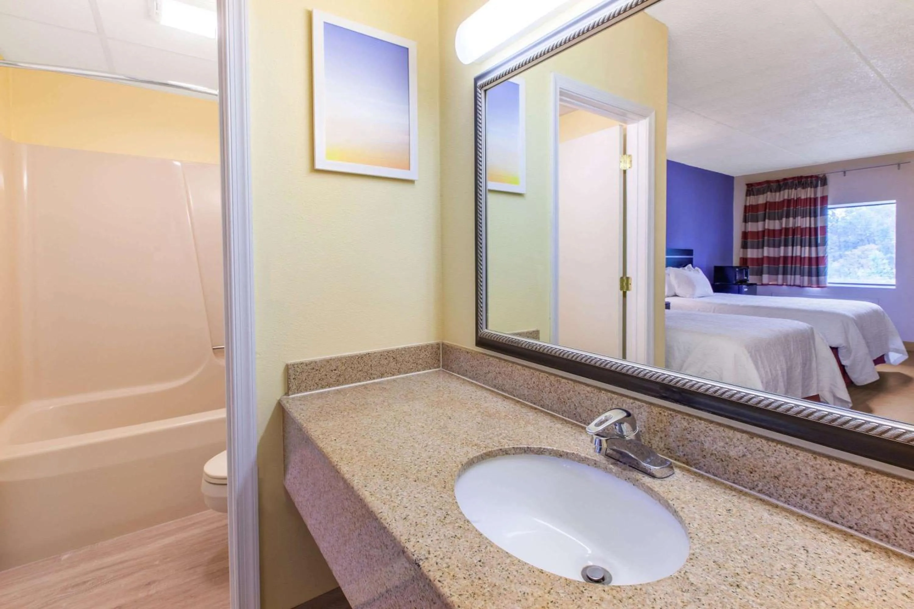 Bathroom, Bed in Days Inn by Wyndham Grantville