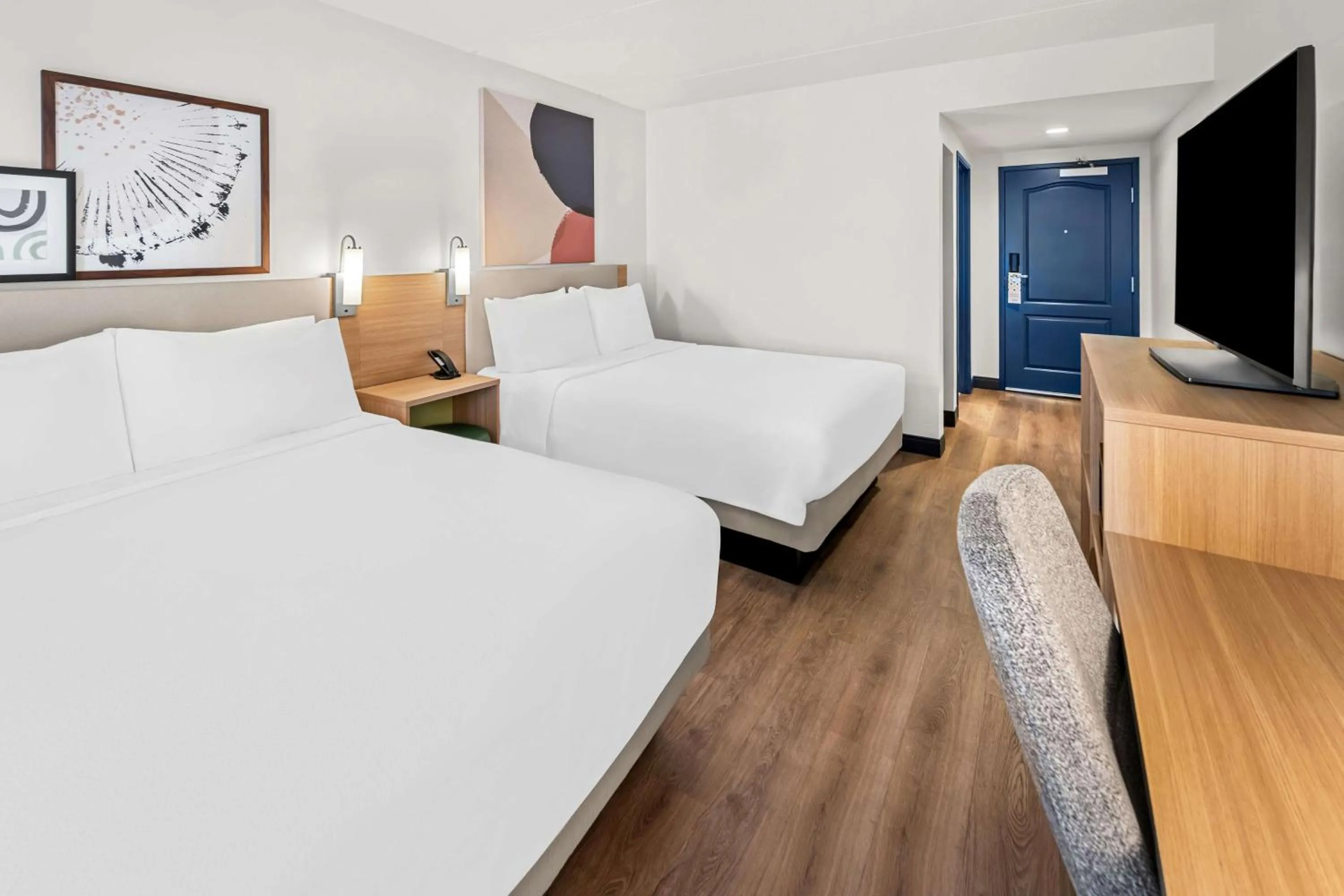 Bed in Country Inn & Suites by Radisson, Potomac Mills Woodbridge, VA